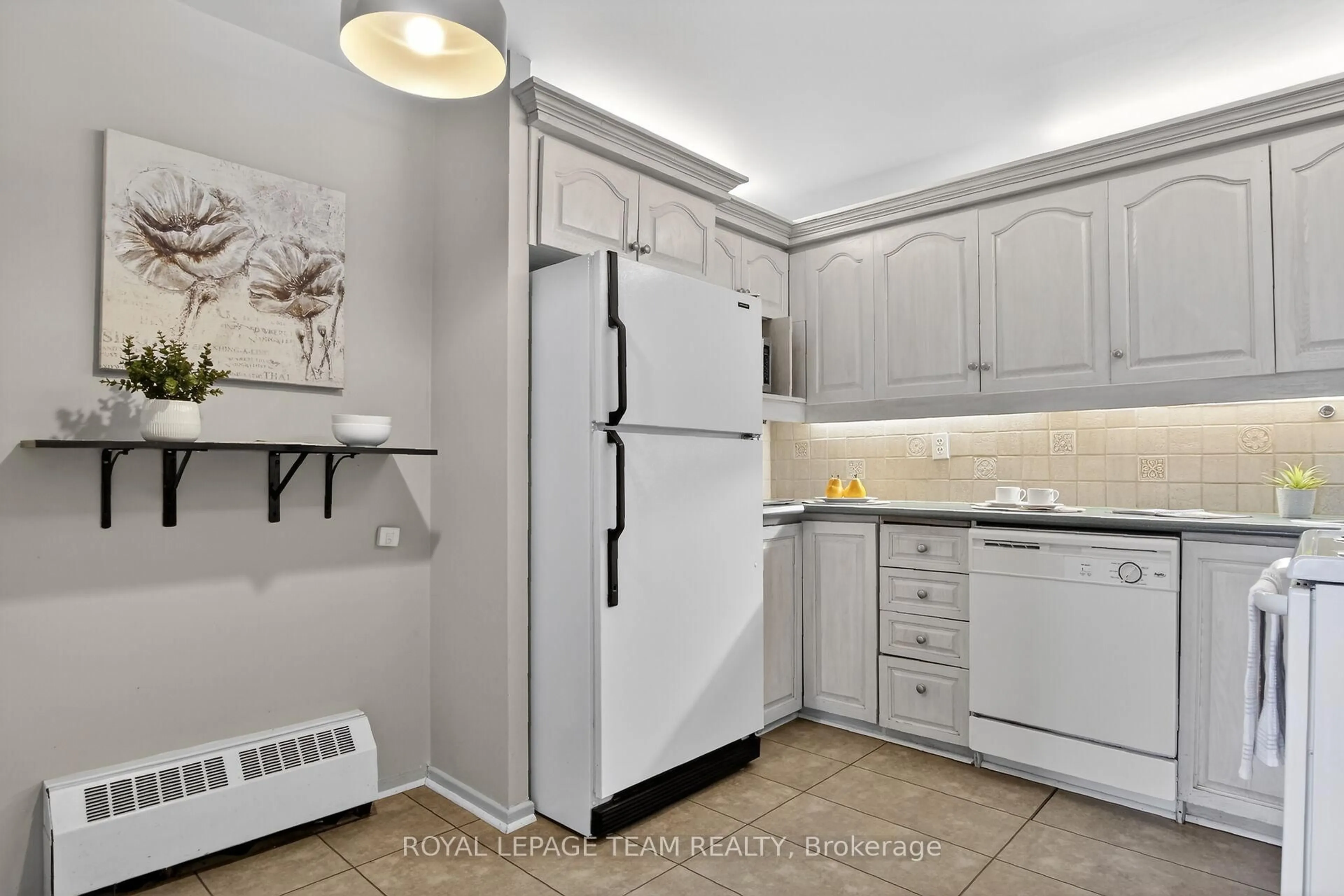 Standard kitchen, ceramic/tile floor for 373 Laurier Ave #5, Ottawa Ontario K1N 8X6