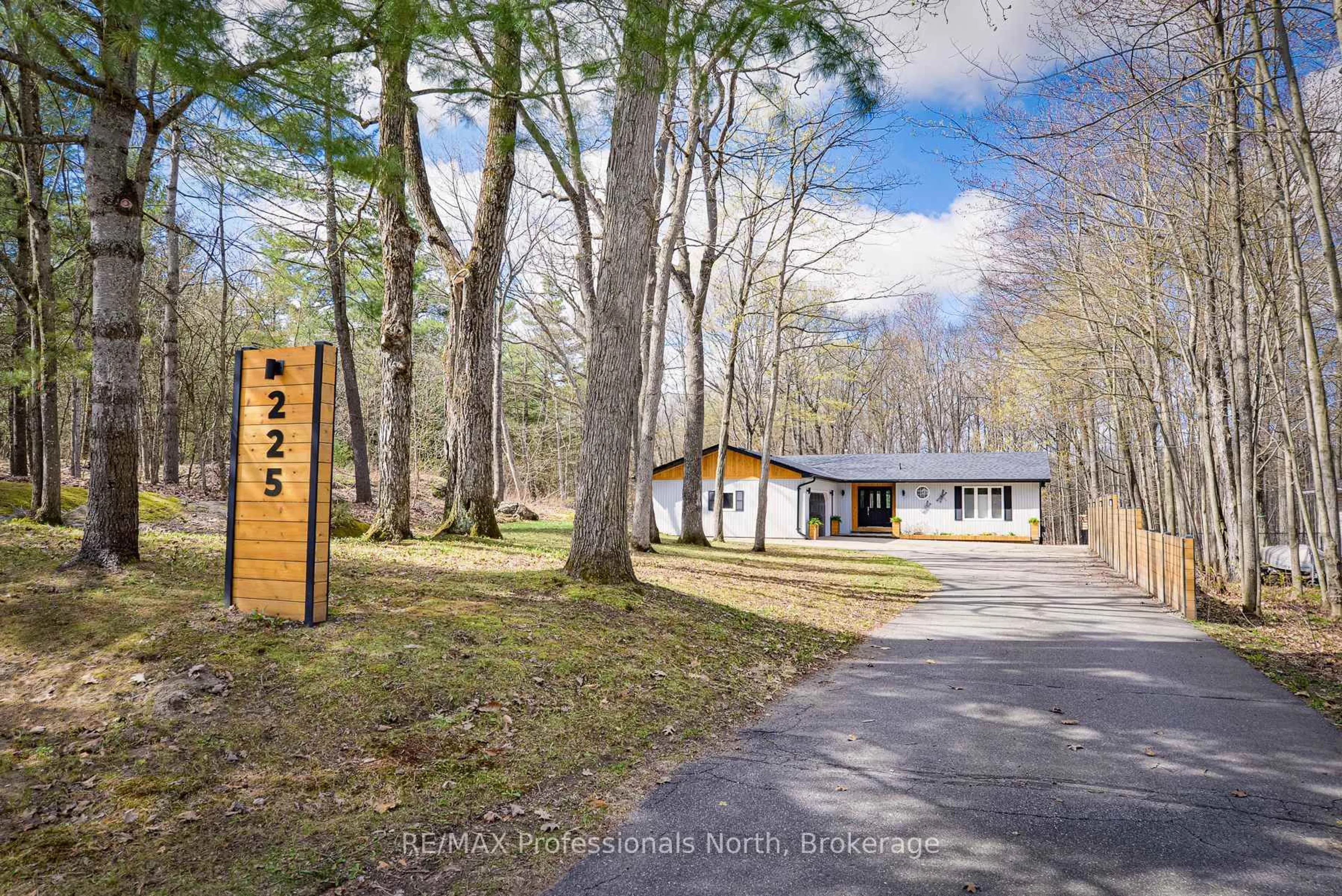 A pic from outside/outdoor area/front of a property/back of a property/a pic from drone, street for 225 Blanchard St, Gravenhurst Ontario P1P 1A8