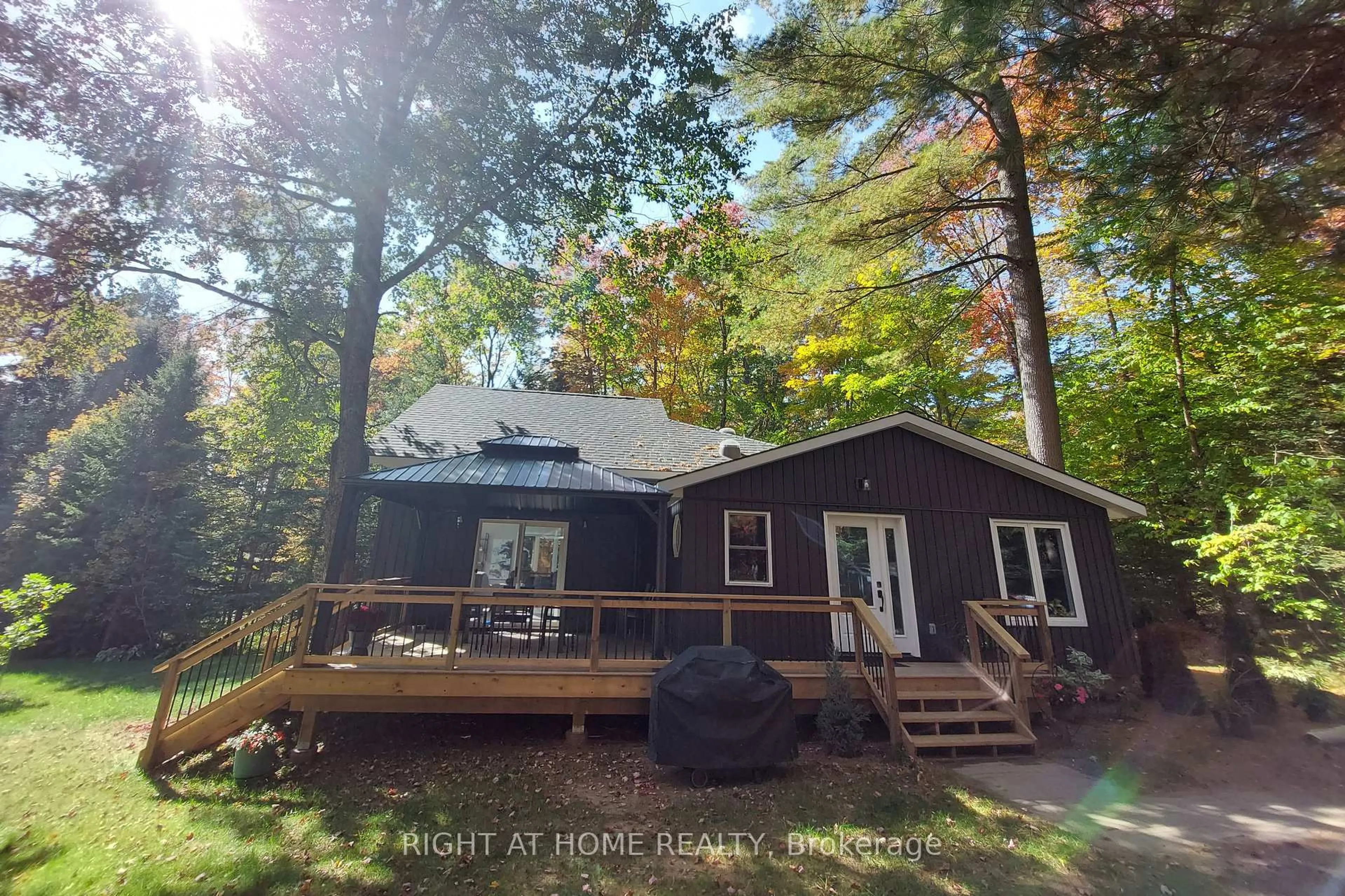Home with vinyl exterior material, unknown for 1353 Sherwood Forest Rd, Bracebridge Ontario P1L 1X3
