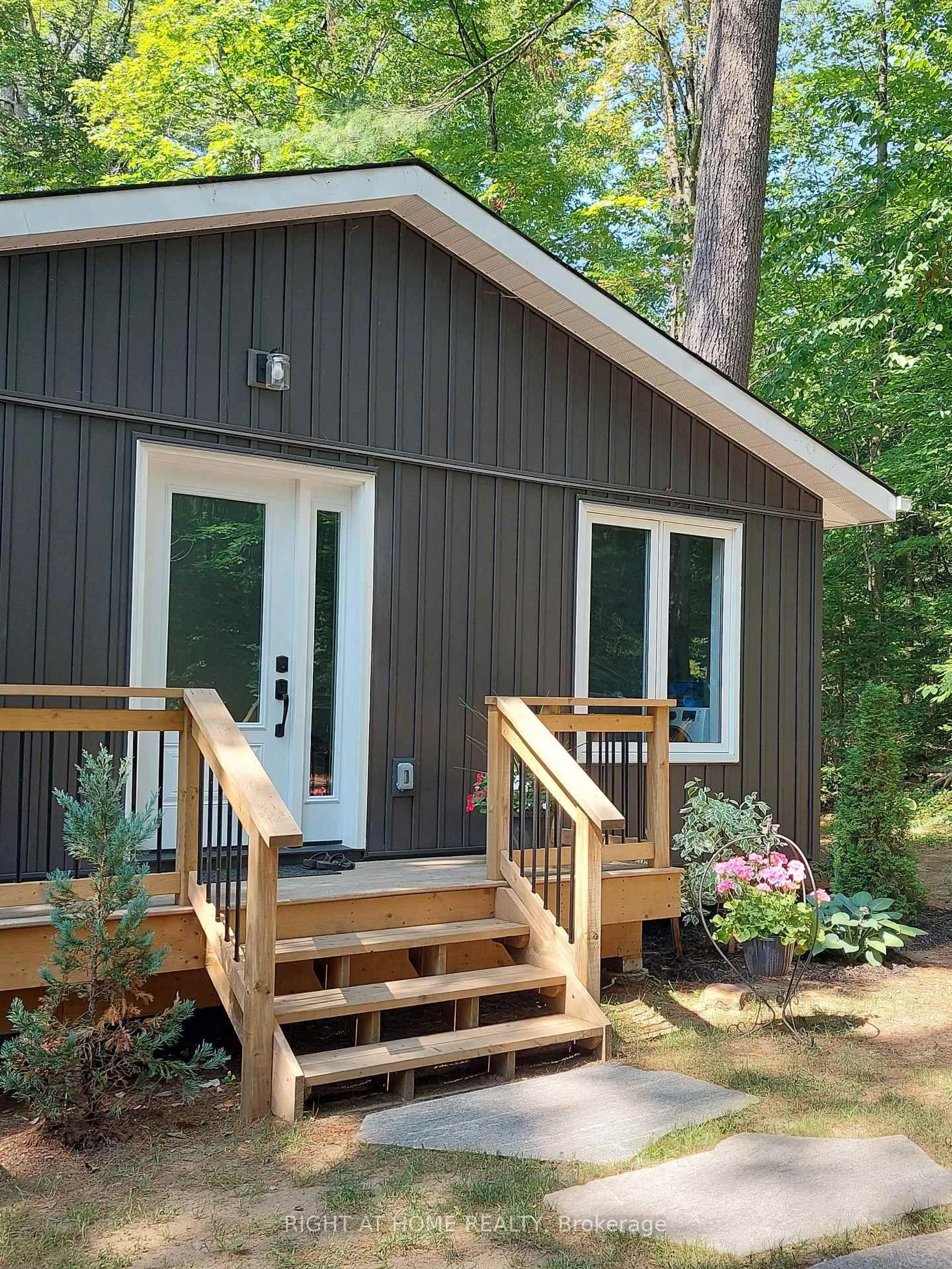 Home with vinyl exterior material, unknown for 1353 Sherwood Forest Rd, Bracebridge Ontario P1L 1X3