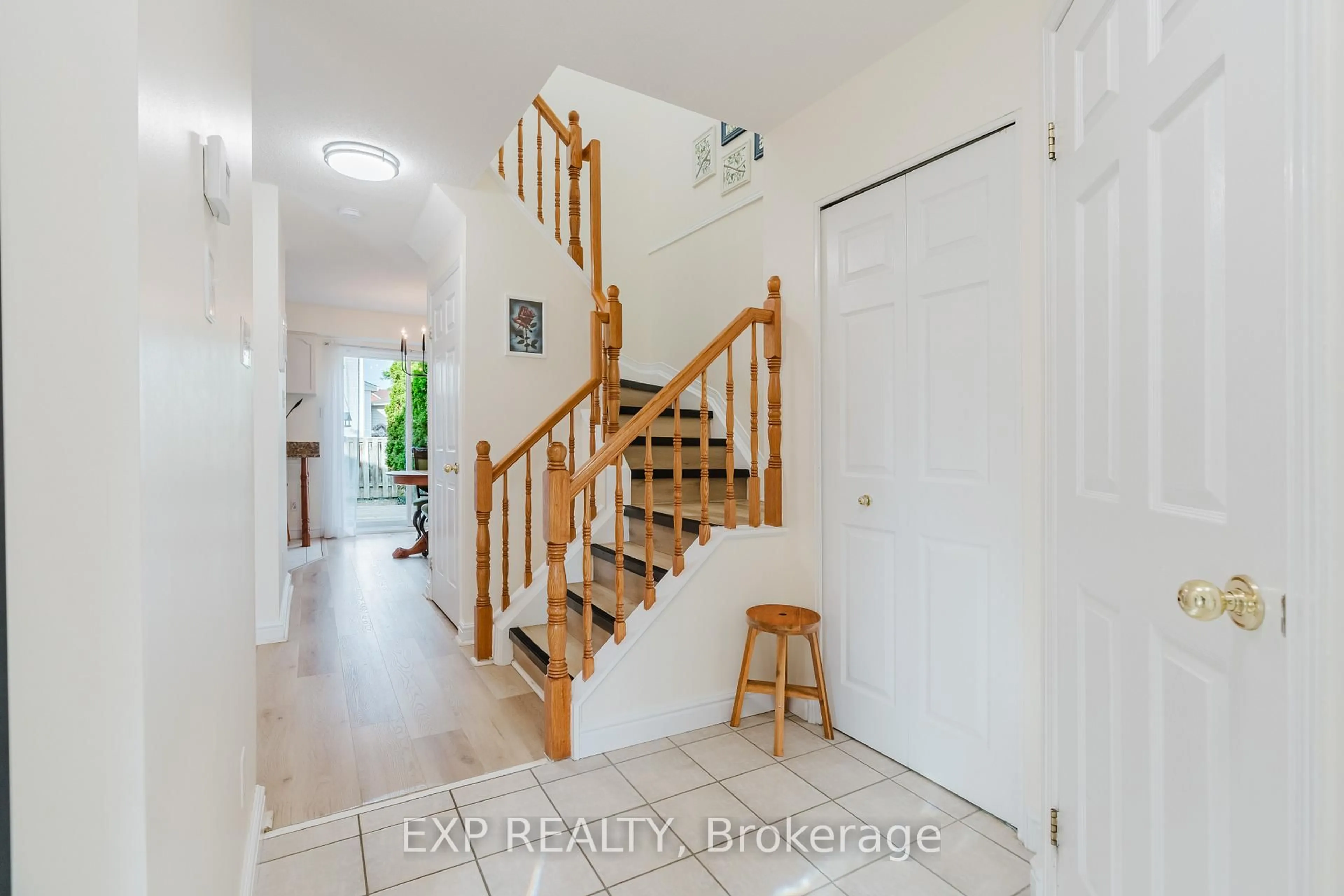 Indoor entryway for 191 Beatrice Dr, Ottawa Ontario K2J 4P2