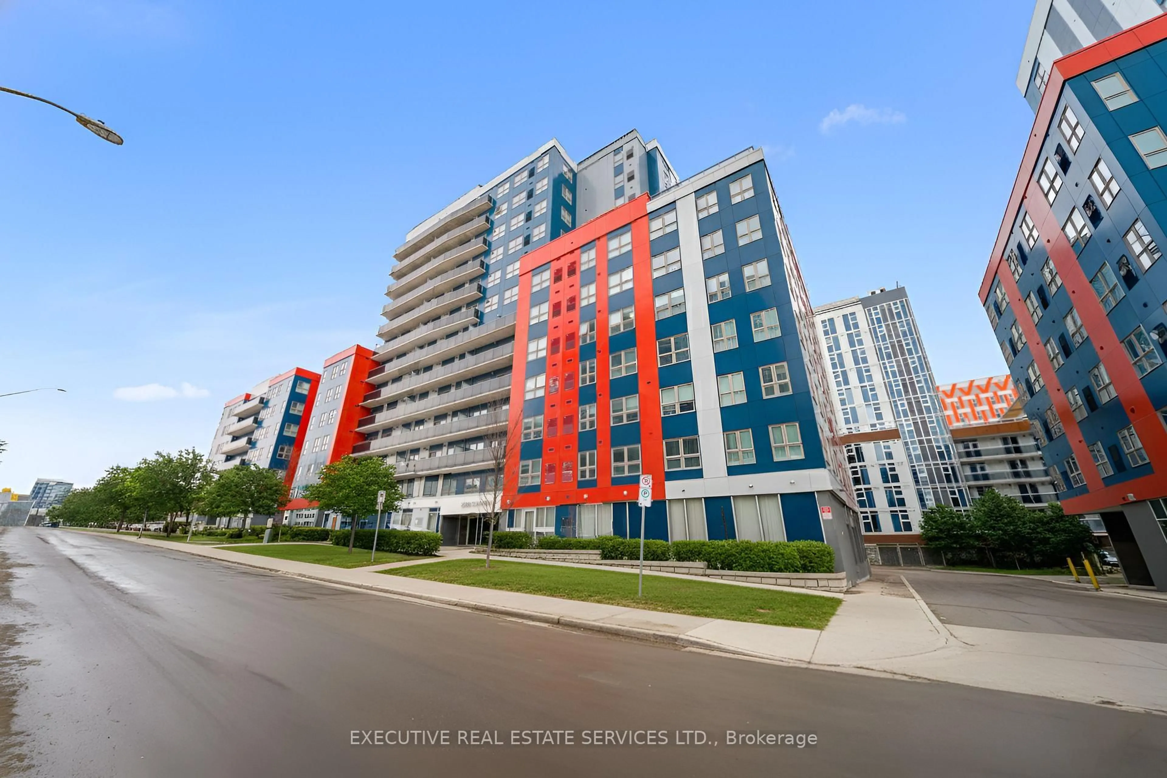 A pic from outside/outdoor area/front of a property/back of a property/a pic from drone, building for 258B Sunview St #2127, Waterloo Ontario N2L 3V9
