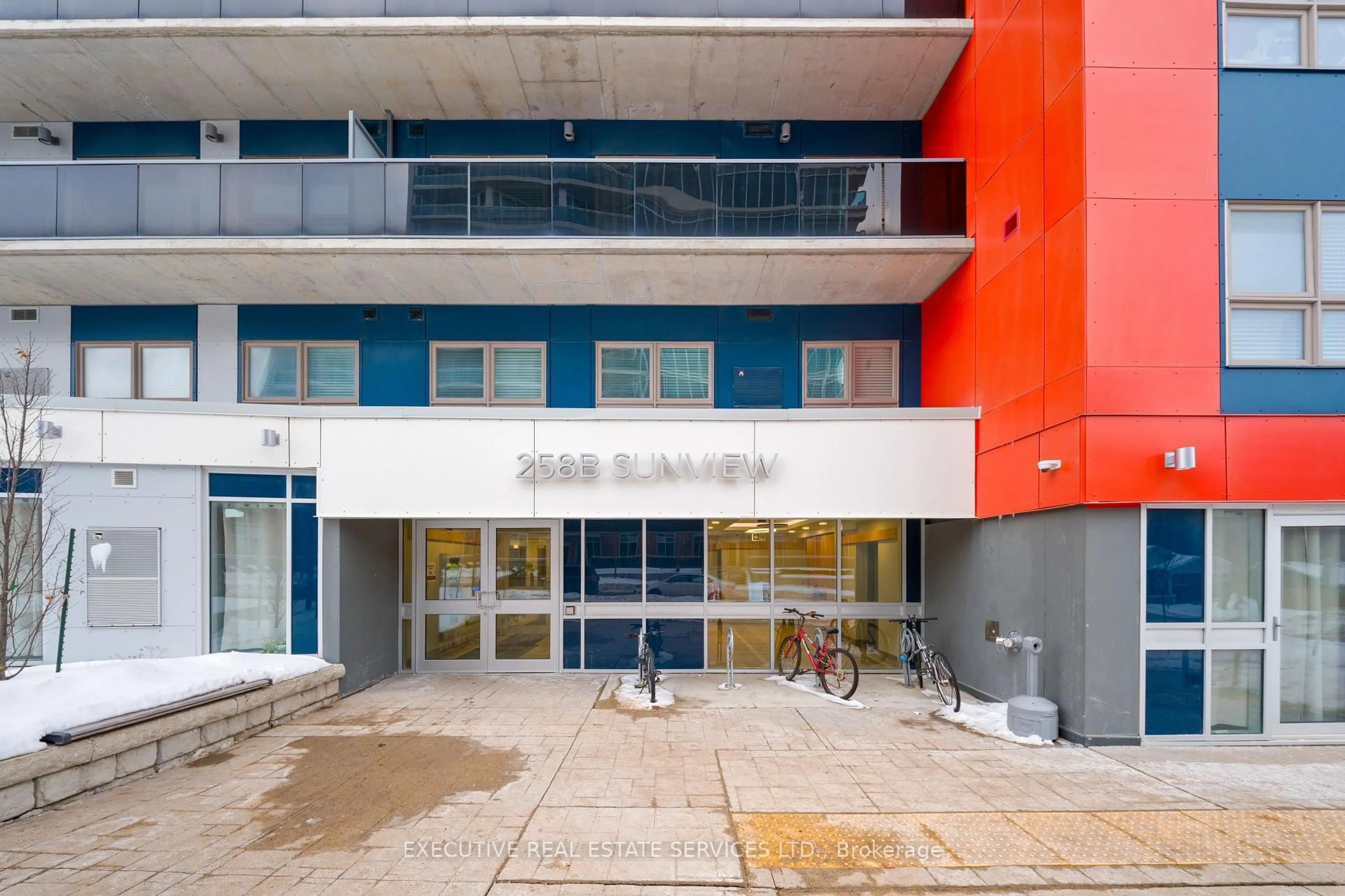Indoor foyer for 258B Sunview St #2127, Waterloo Ontario N2L 3V9