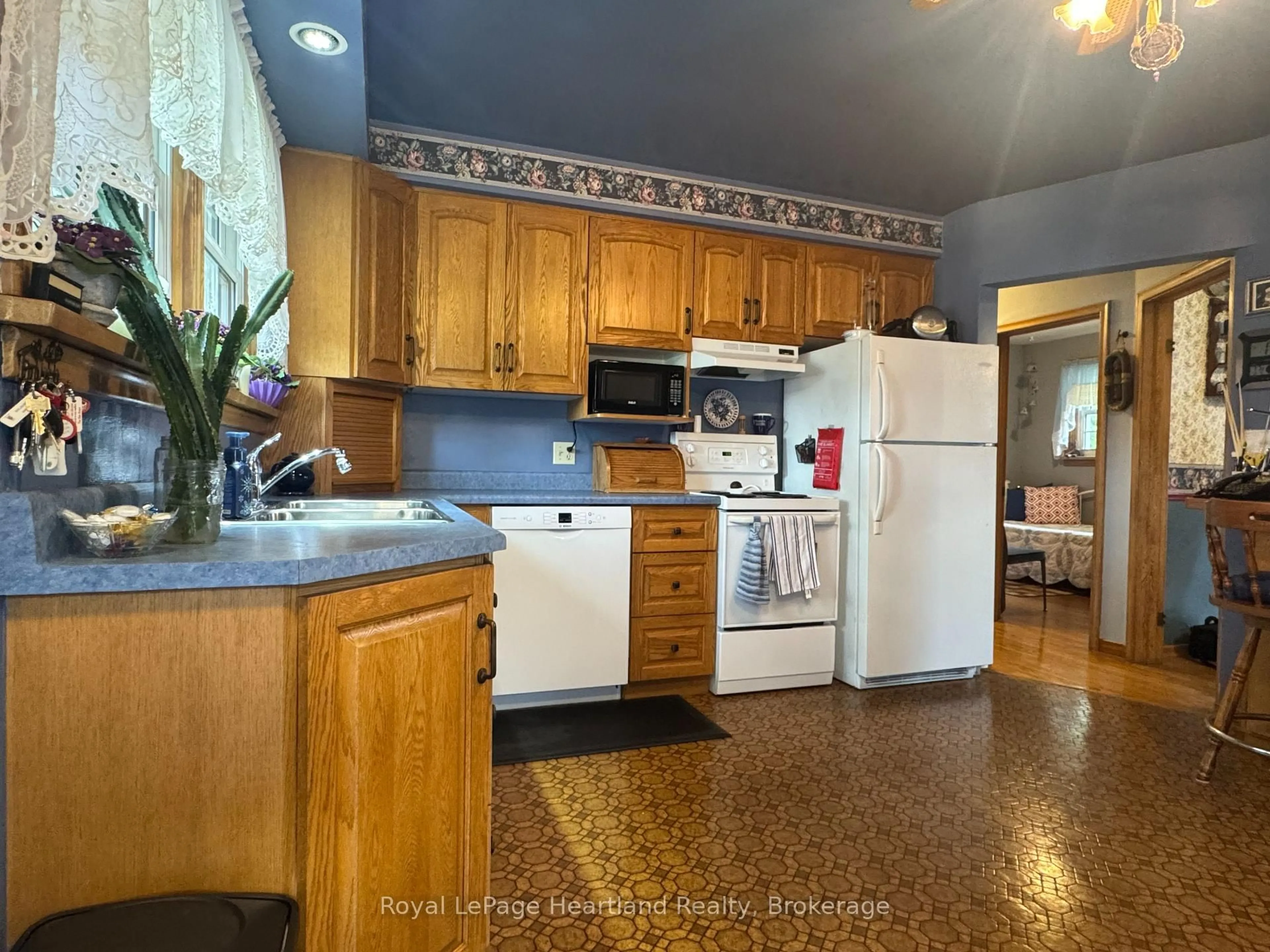 Standard kitchen, ceramic/tile floor for 47 McDonald St, Stratford Ontario N5A 4W4