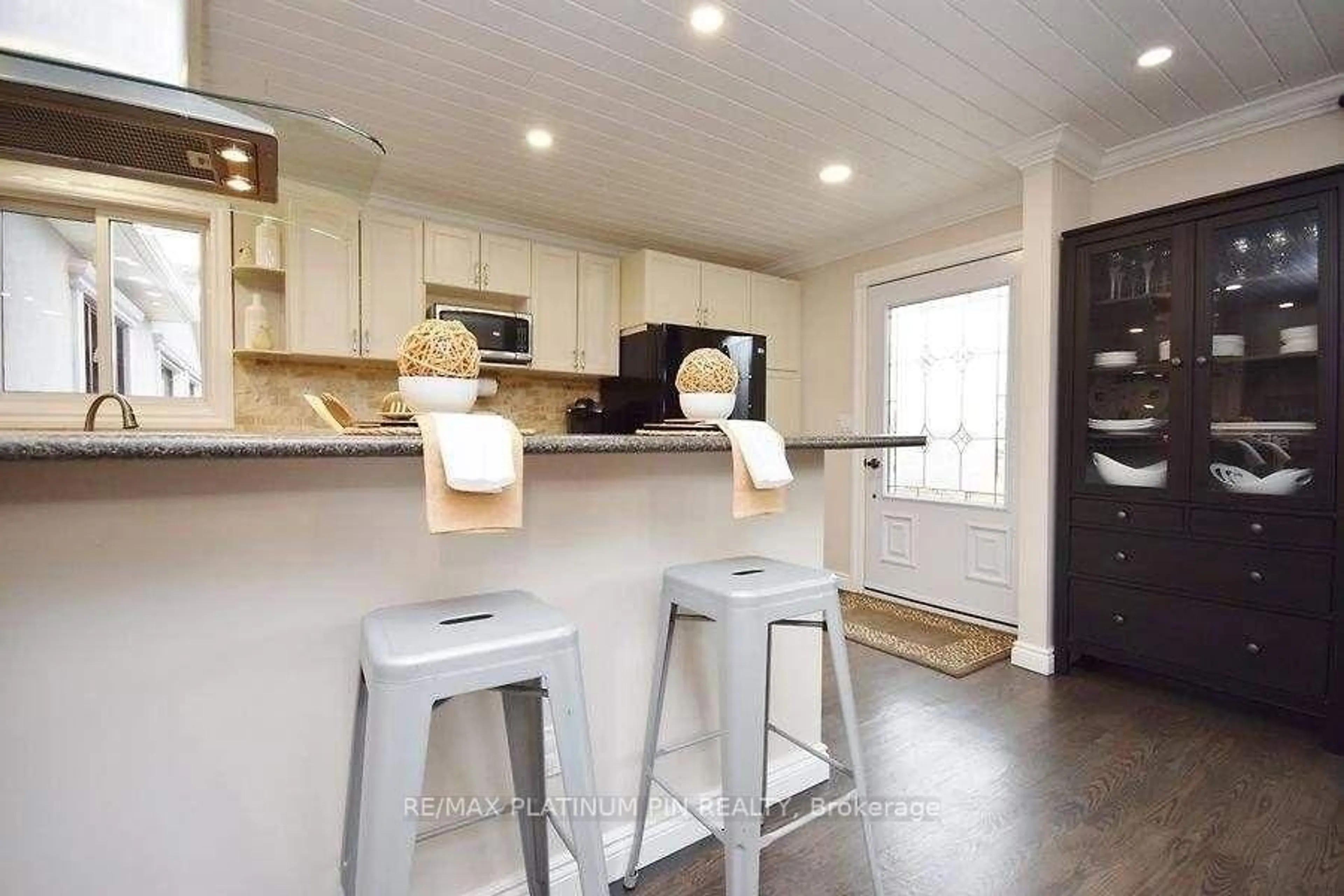 Open concept kitchen, wood/laminate floor for 21 Longfield Dr, Kawartha Lakes Ontario L0A 1A0
