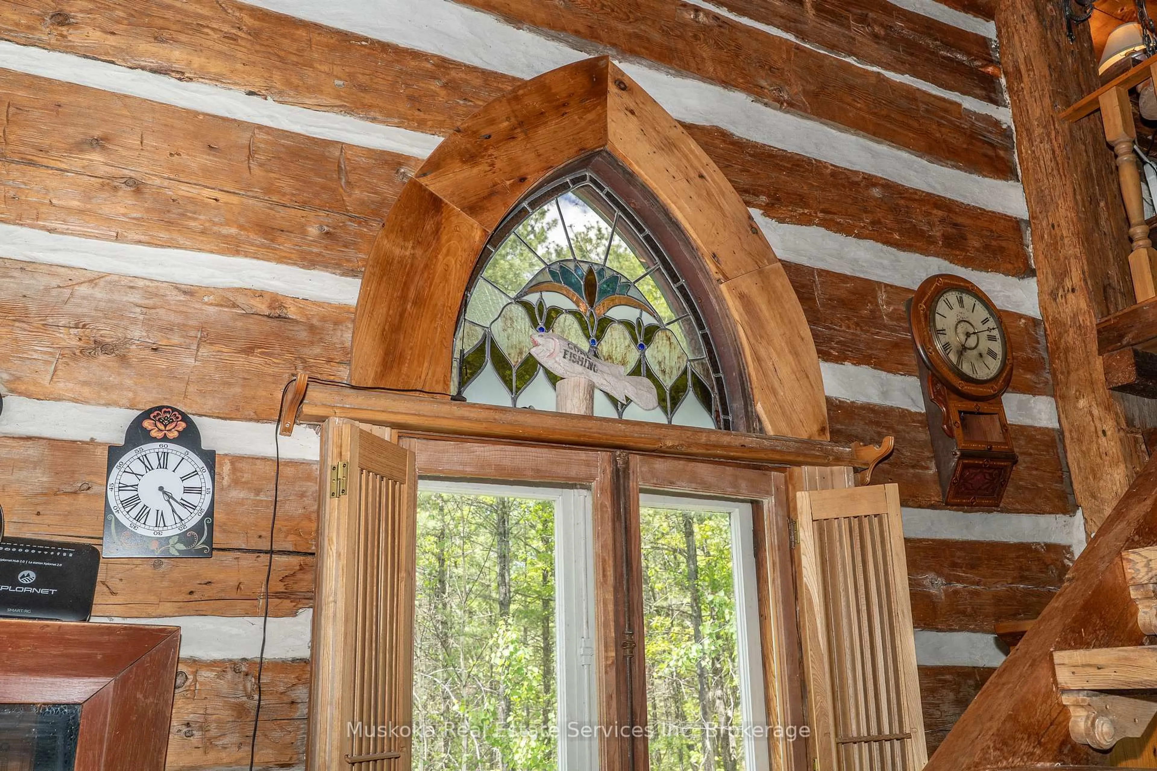 Indoor foyer for 1430 Kahshe Lake Rd, Gravenhurst Ontario P0E 1G0