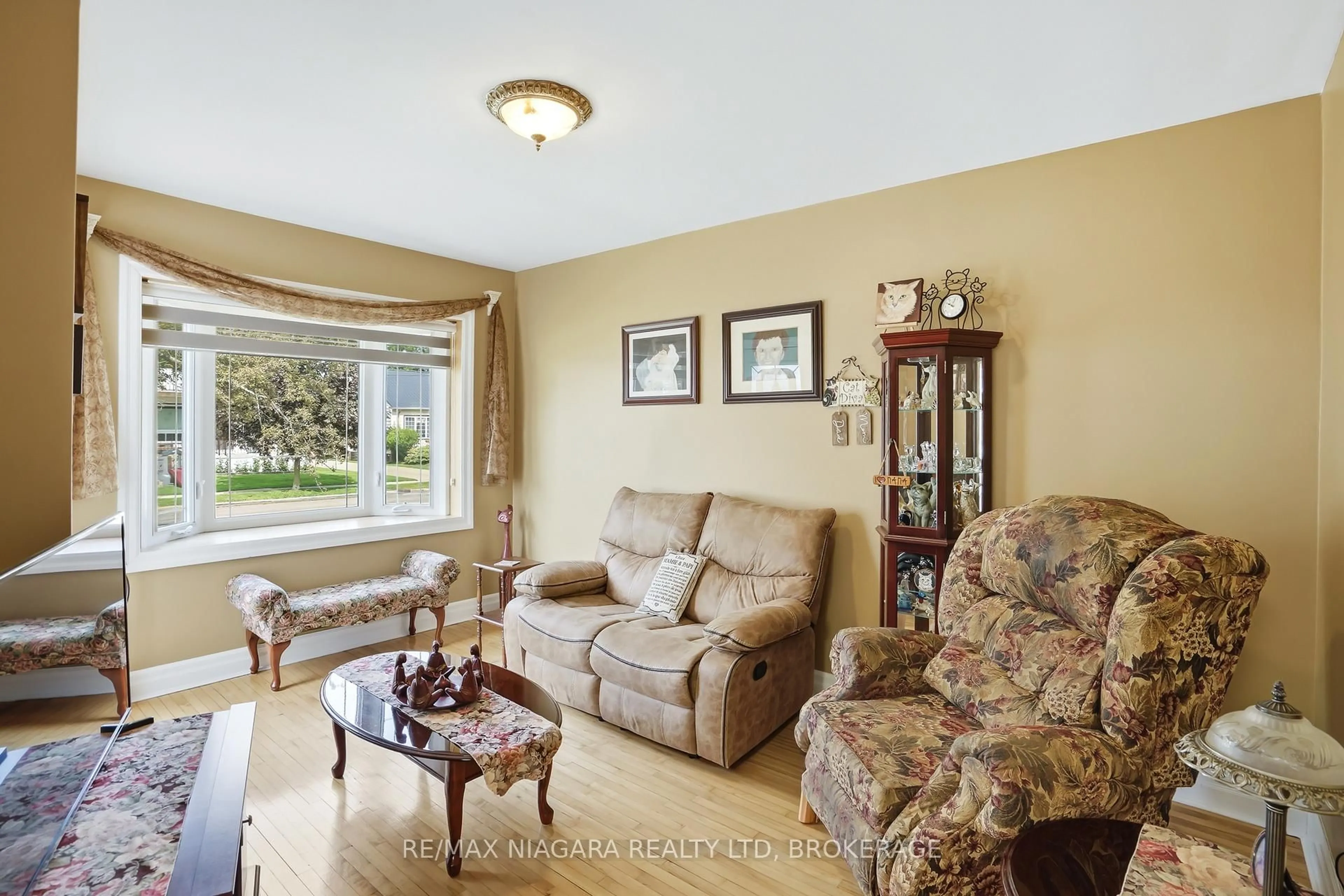 Living room with furniture, unknown for 270 Mcalpine Ave, Welland Ontario L3B 1T9