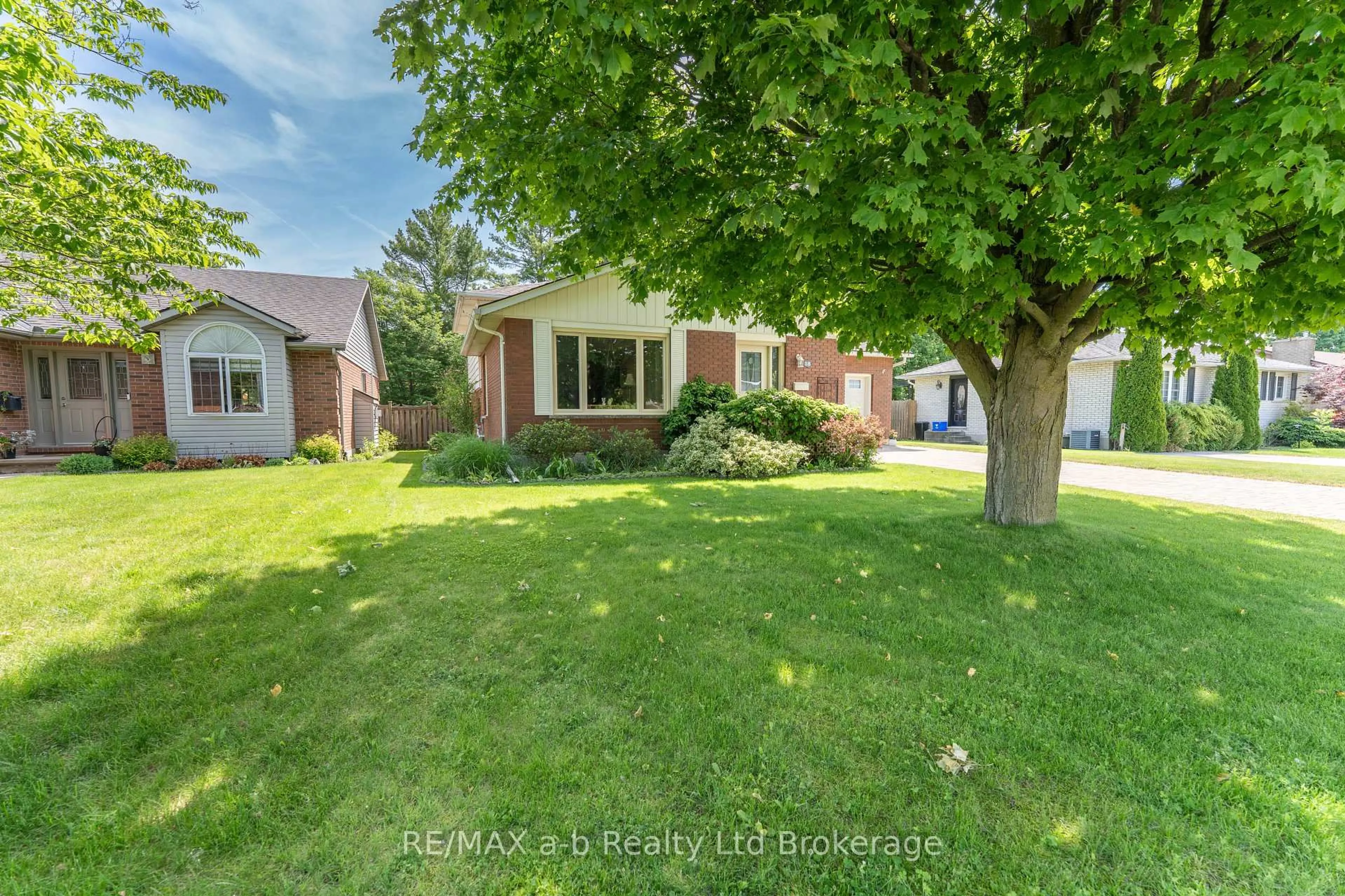 A pic from outside/outdoor area/front of a property/back of a property/a pic from drone, street for 18 Denrich Ave, Tillsonburg Ontario N4G 4W2