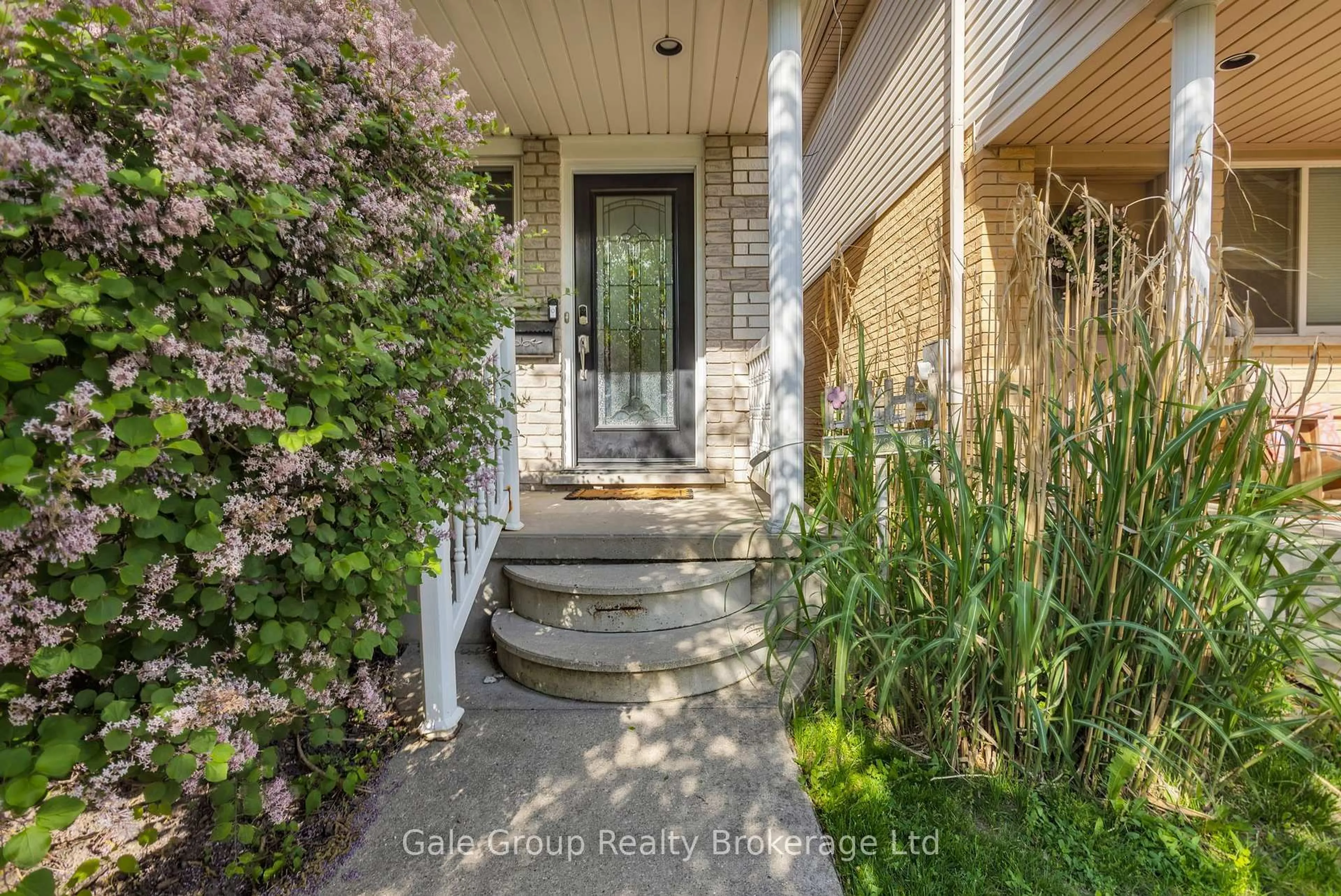 Indoor entryway for 1030 Pearson Dr, Woodstock Ontario N4S 8V1
