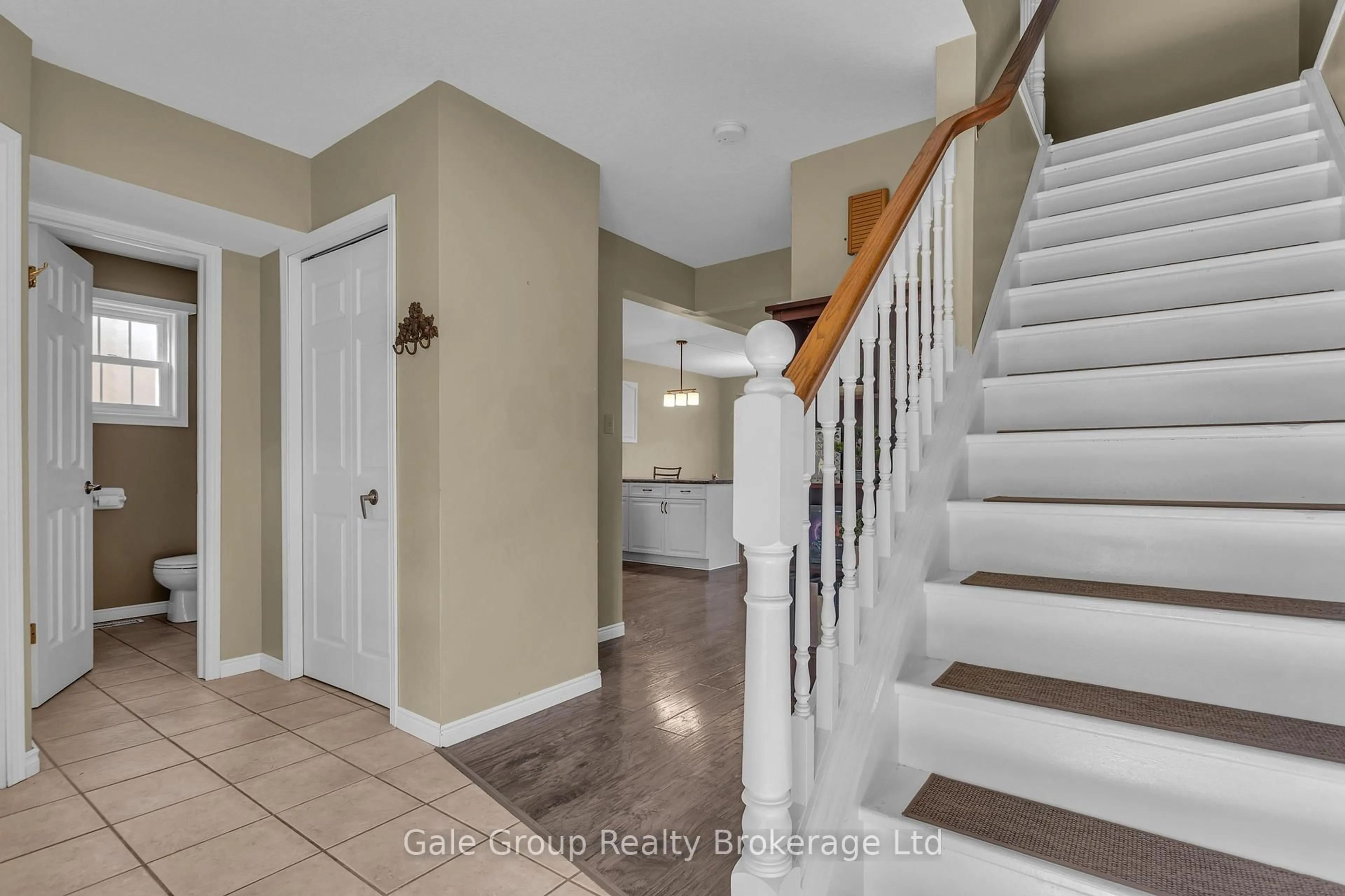 Indoor entryway for 1030 Pearson Dr, Woodstock Ontario N4S 8V1