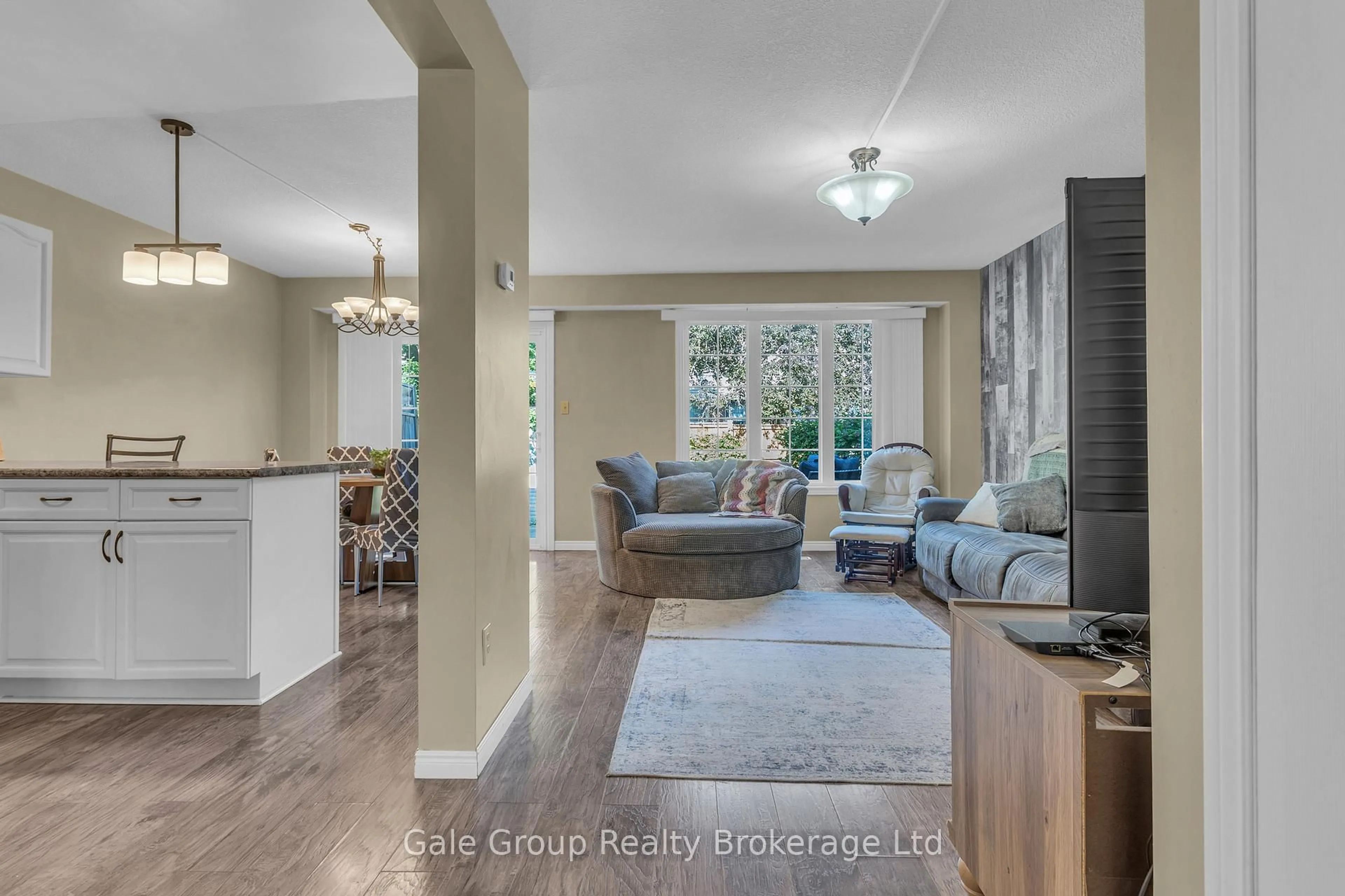 Open concept kitchen, ceramic/tile floor for 1030 Pearson Dr, Woodstock Ontario N4S 8V1