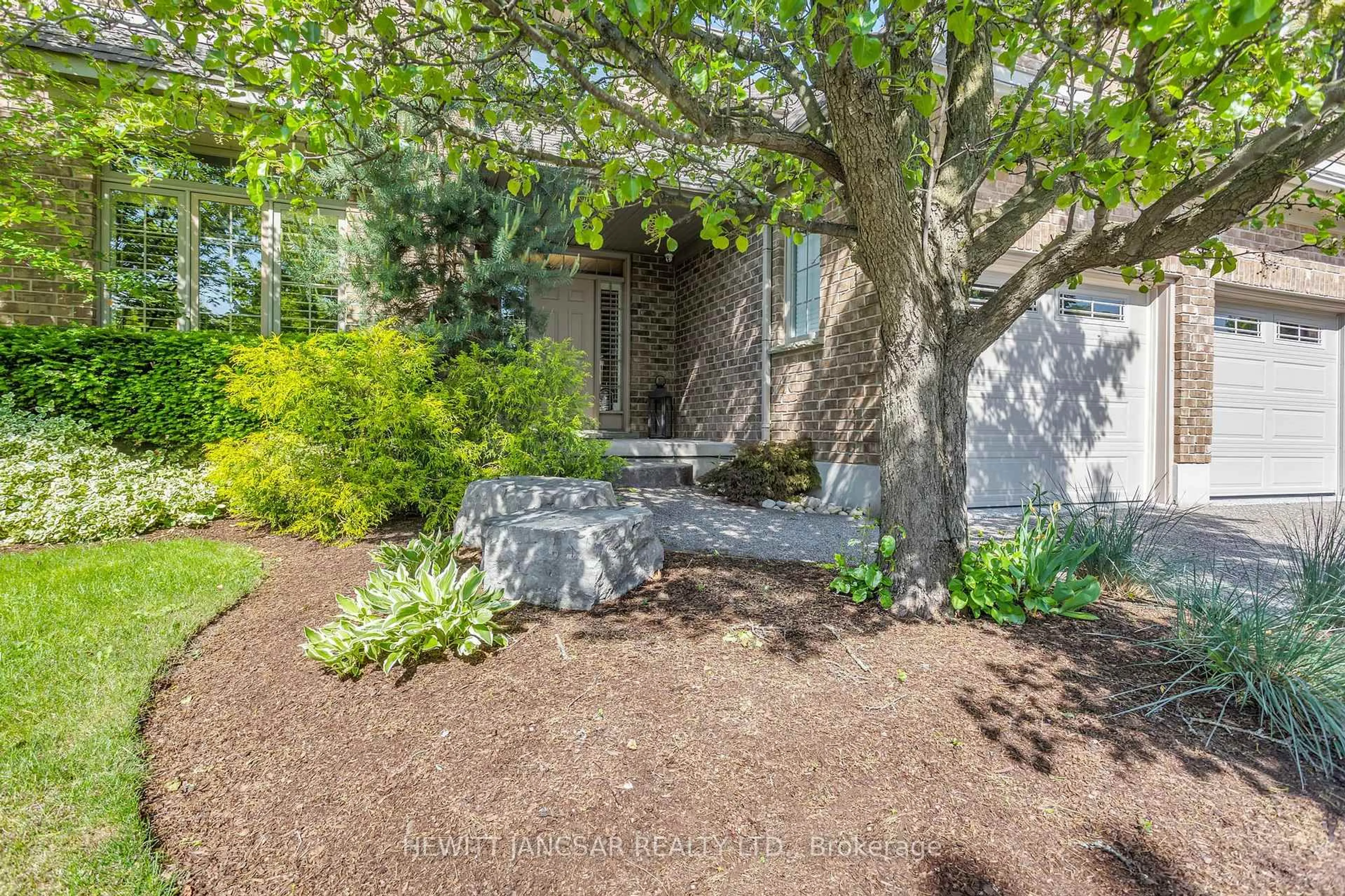 Indoor entryway for 211 Terrace Wood Cres, Kitchener Ontario N2P 2T3
