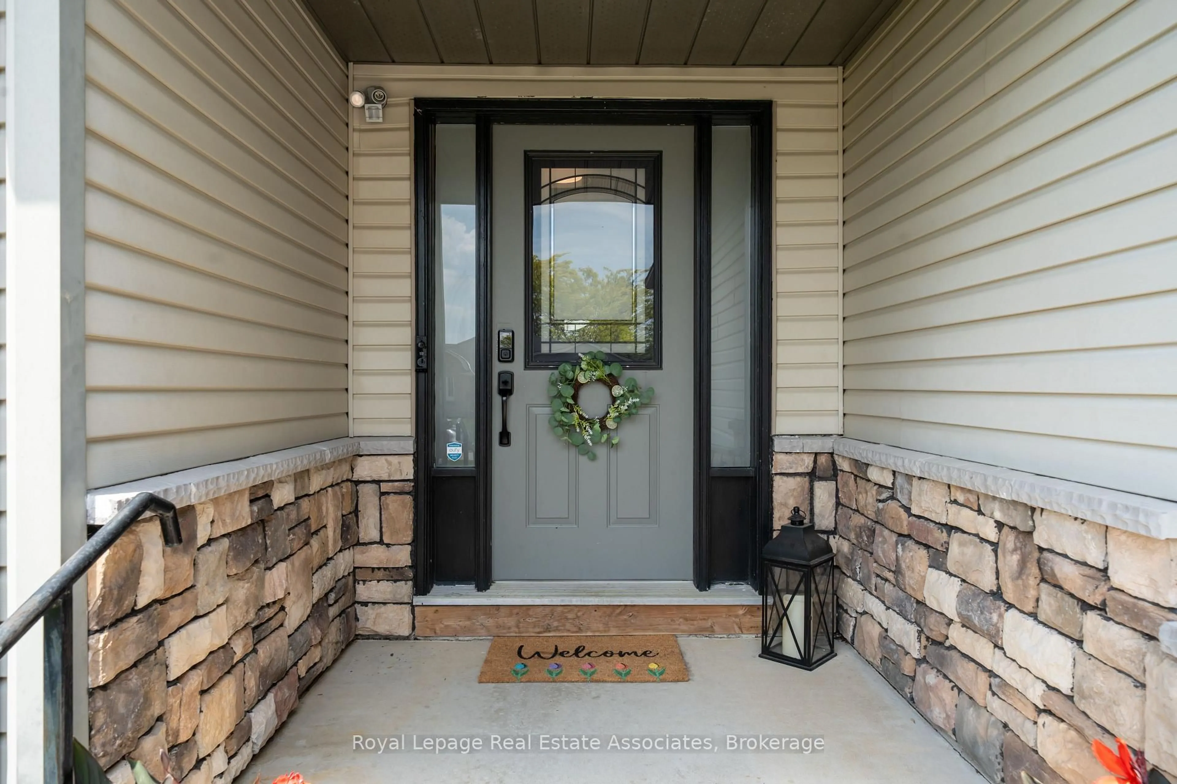 Indoor entryway for 216 Fennel St, Blandford-Blenheim Ontario N0J 1S0