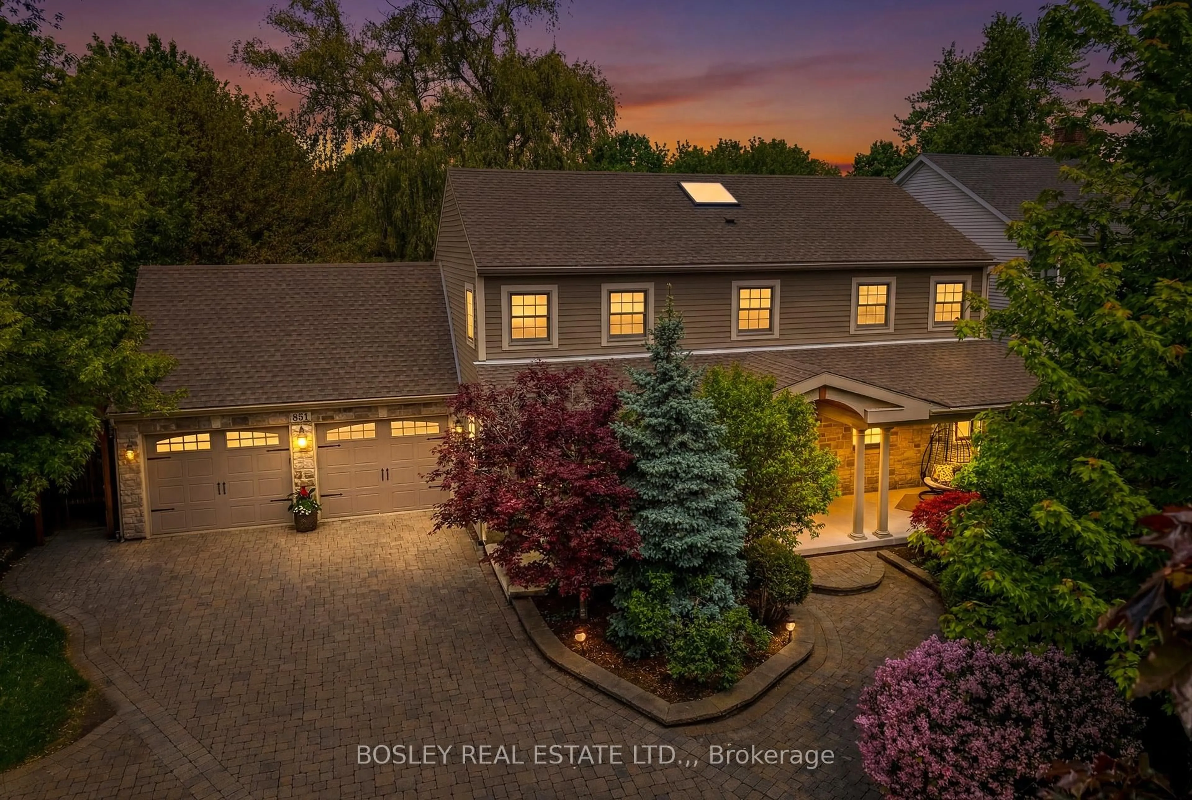 A pic from outside/outdoor area/front of a property/back of a property/a pic from drone, unknown for 851 CHARLOTTE St, Niagara-on-the-Lake Ontario L0S 1J0