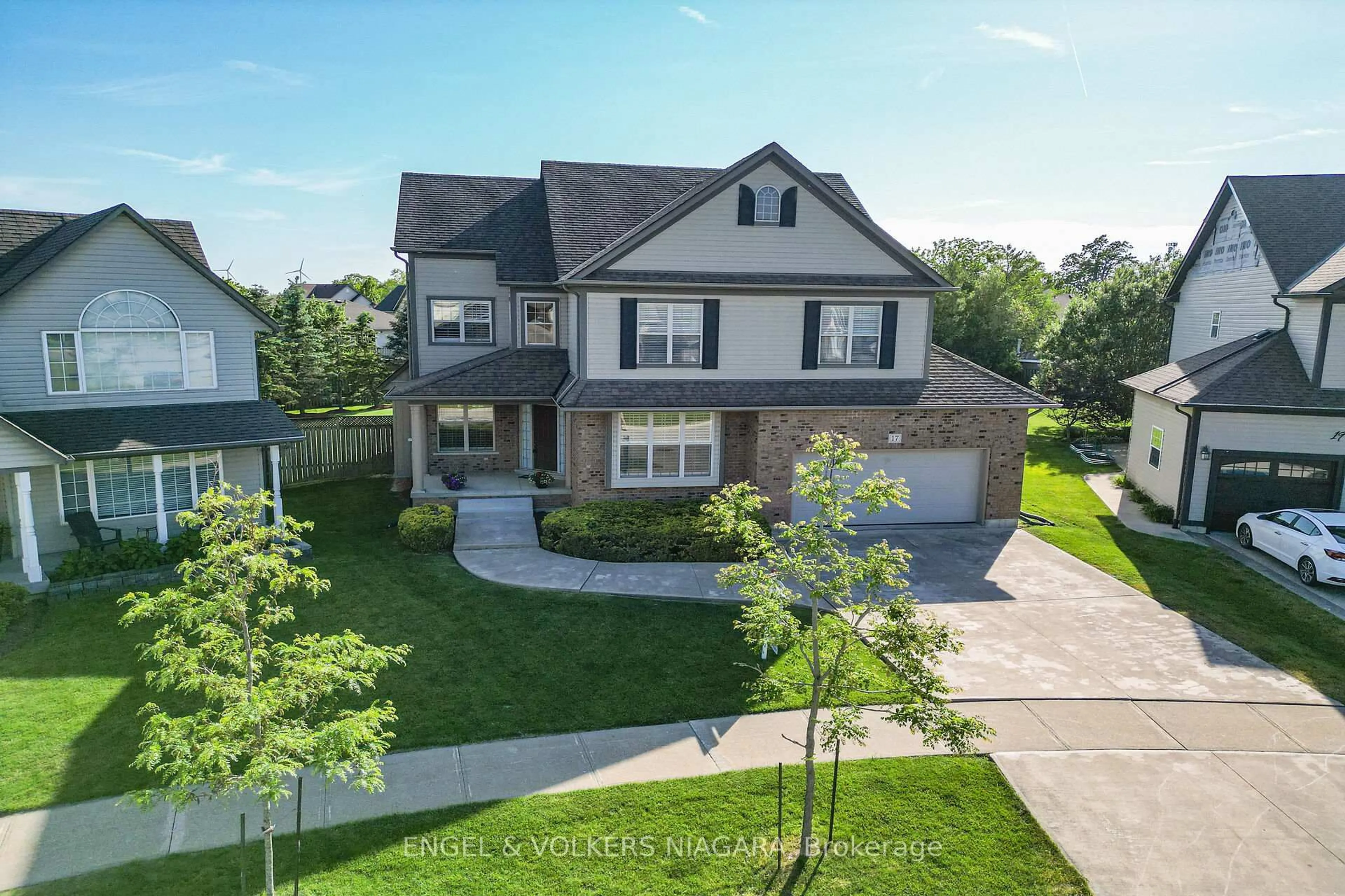 A pic from outside/outdoor area/front of a property/back of a property/a pic from drone, street for 17 Sarah Cres, West Lincoln Ontario L0R 2A0