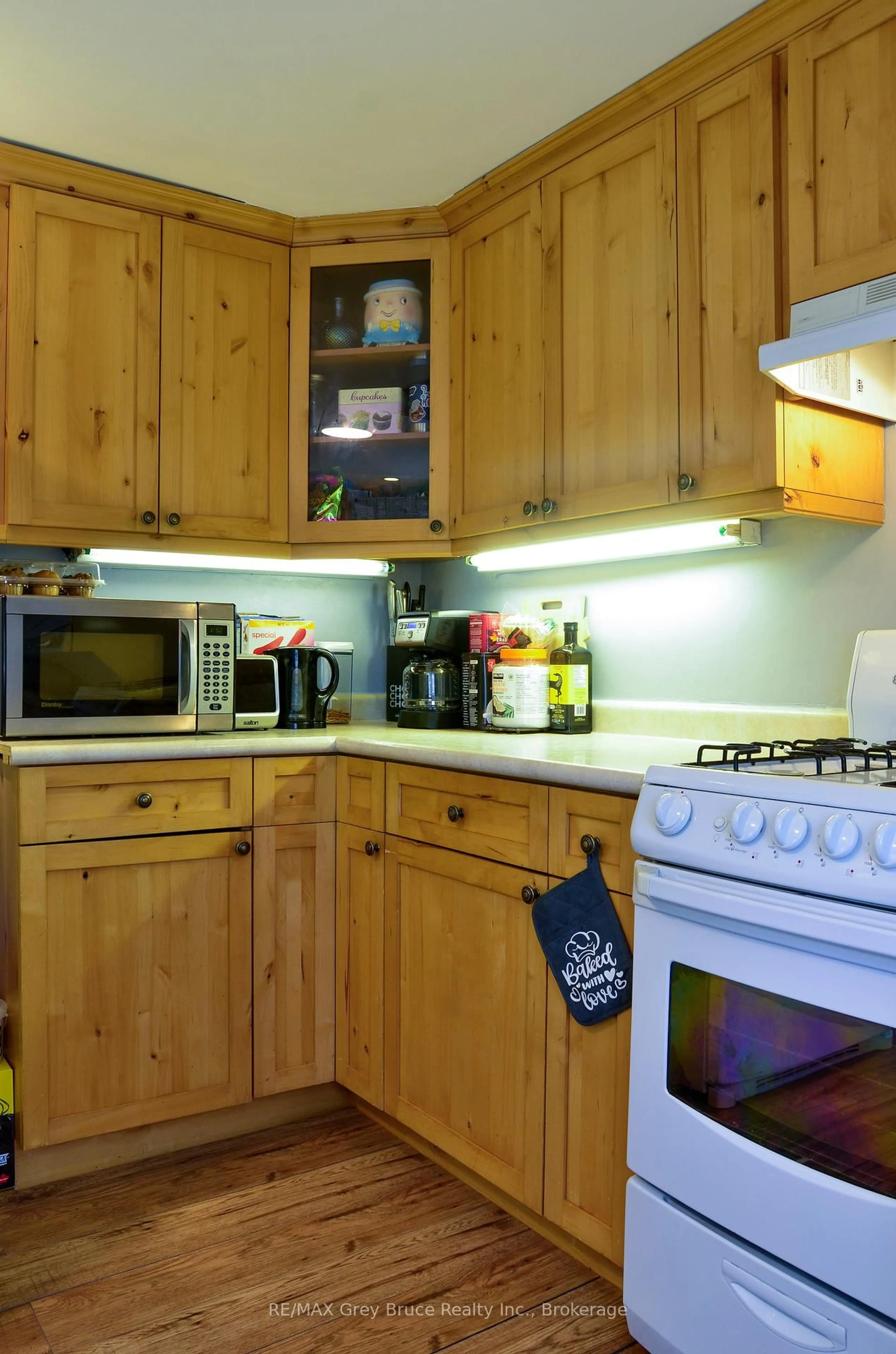 Standard kitchen, wood/laminate floor for 499 16th St, Owen Sound Ontario N4K 4A5
