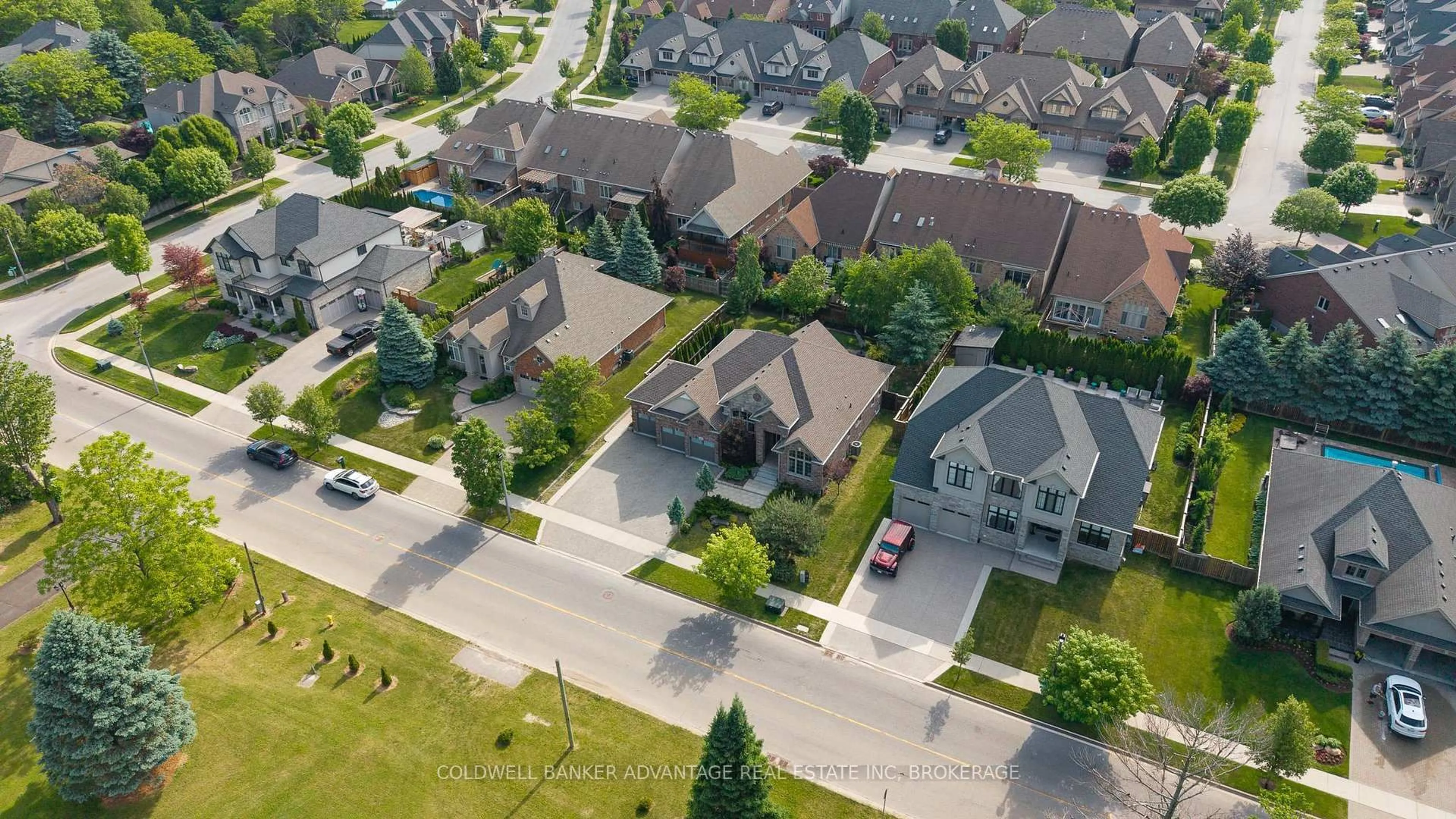 A pic from outside/outdoor area/front of a property/back of a property/a pic from drone, street for 1585 Lookout St, Pelham Ontario L3E 0S3