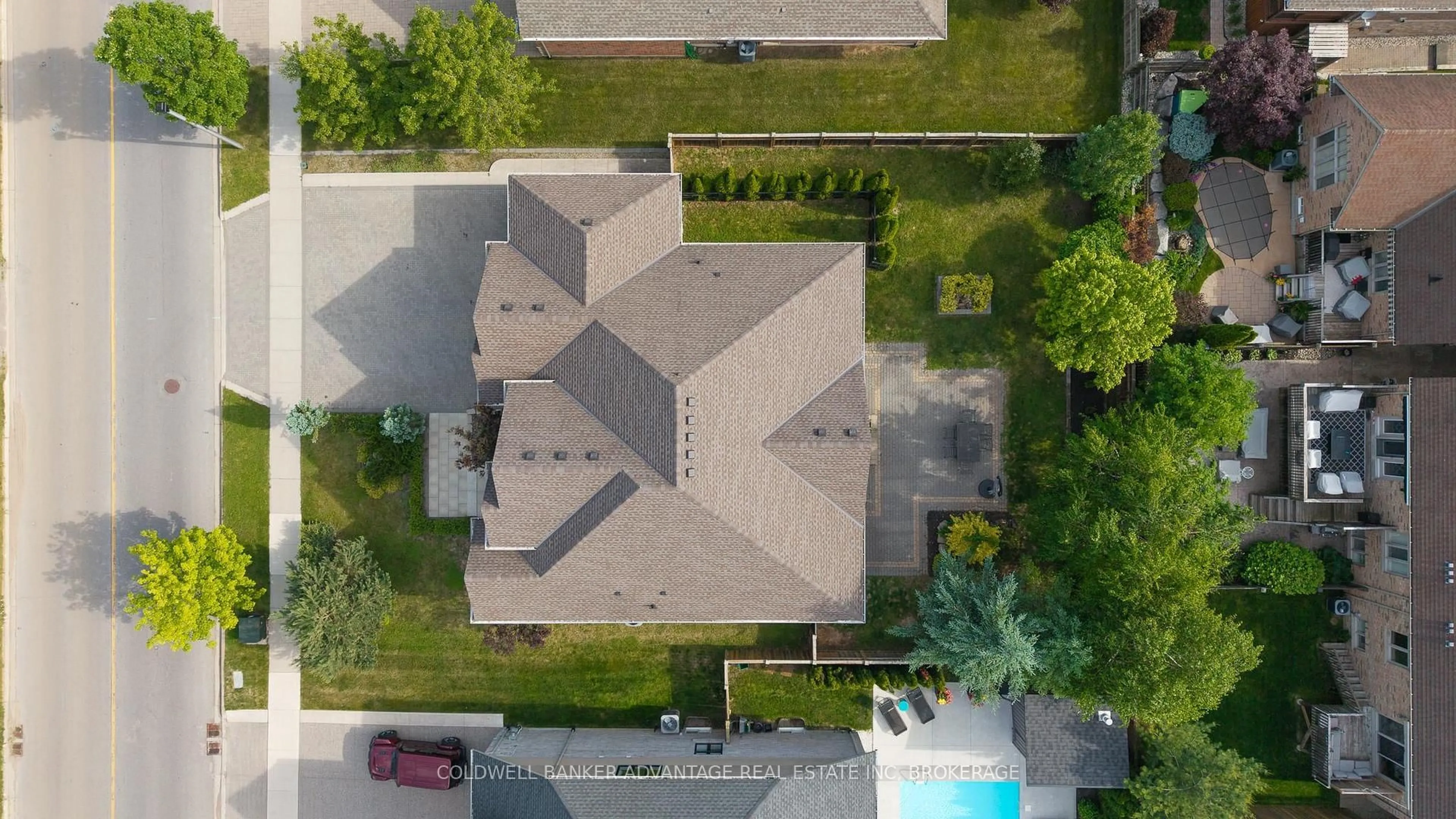 A pic from outside/outdoor area/front of a property/back of a property/a pic from drone, unknown for 1585 Lookout St, Pelham Ontario L3E 0S3