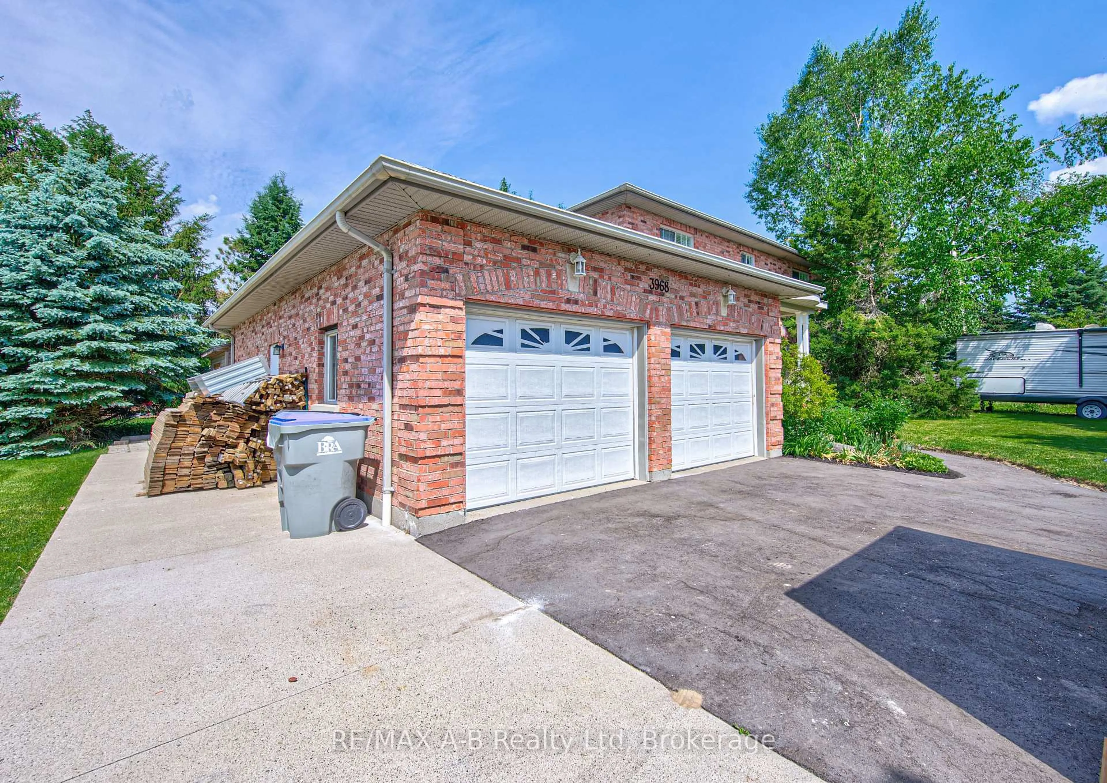 Indoor garage for 3968 Wilson St, Perth East Ontario N0B 2P0
