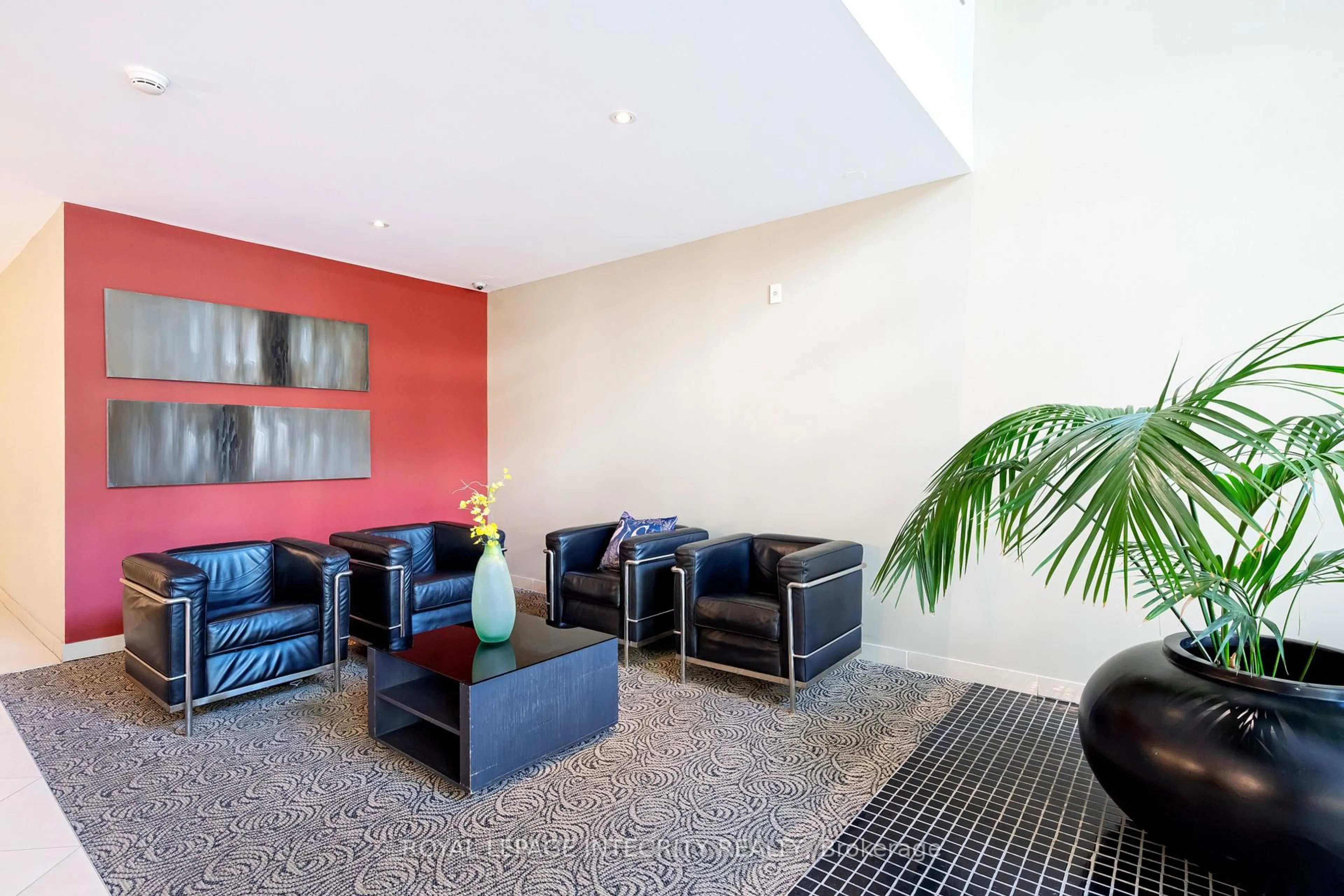 Lobby for 138 Somerset St #203, Ottawa Ontario K2P 0A3