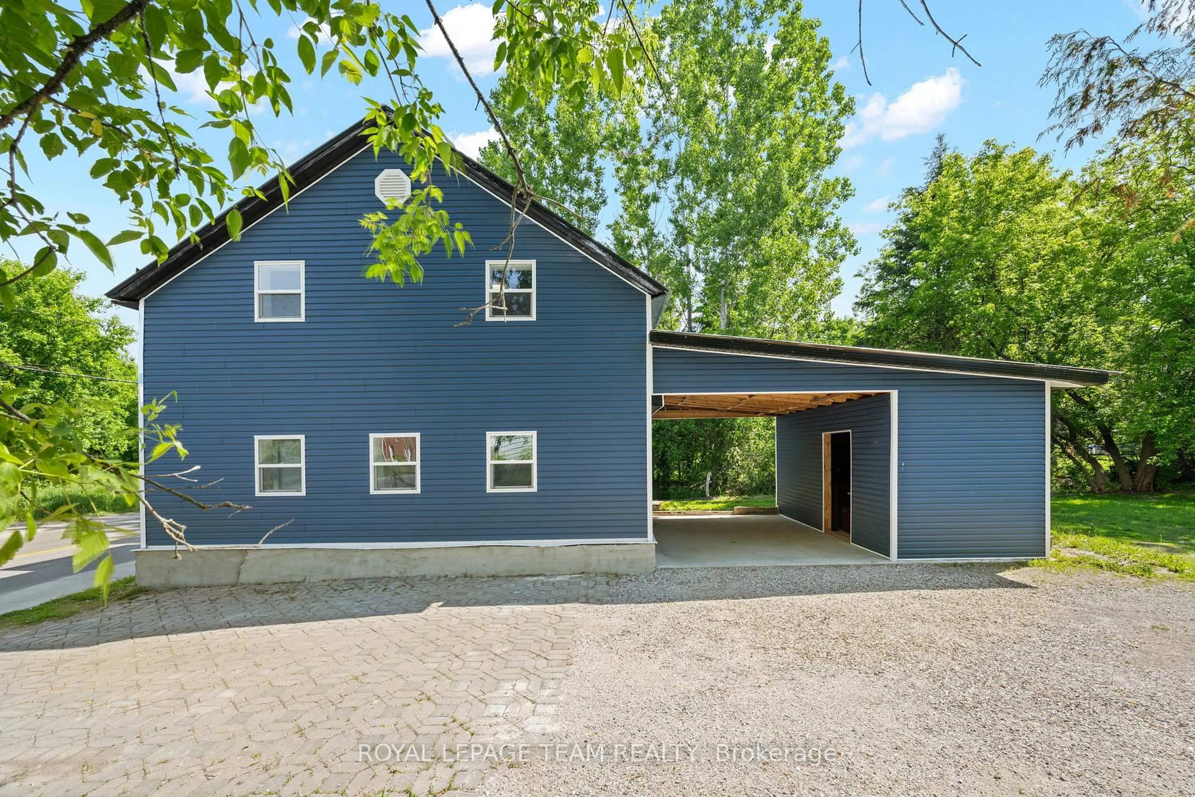 Indoor garage for 76 South St, Lanark Ontario K0G 1K0