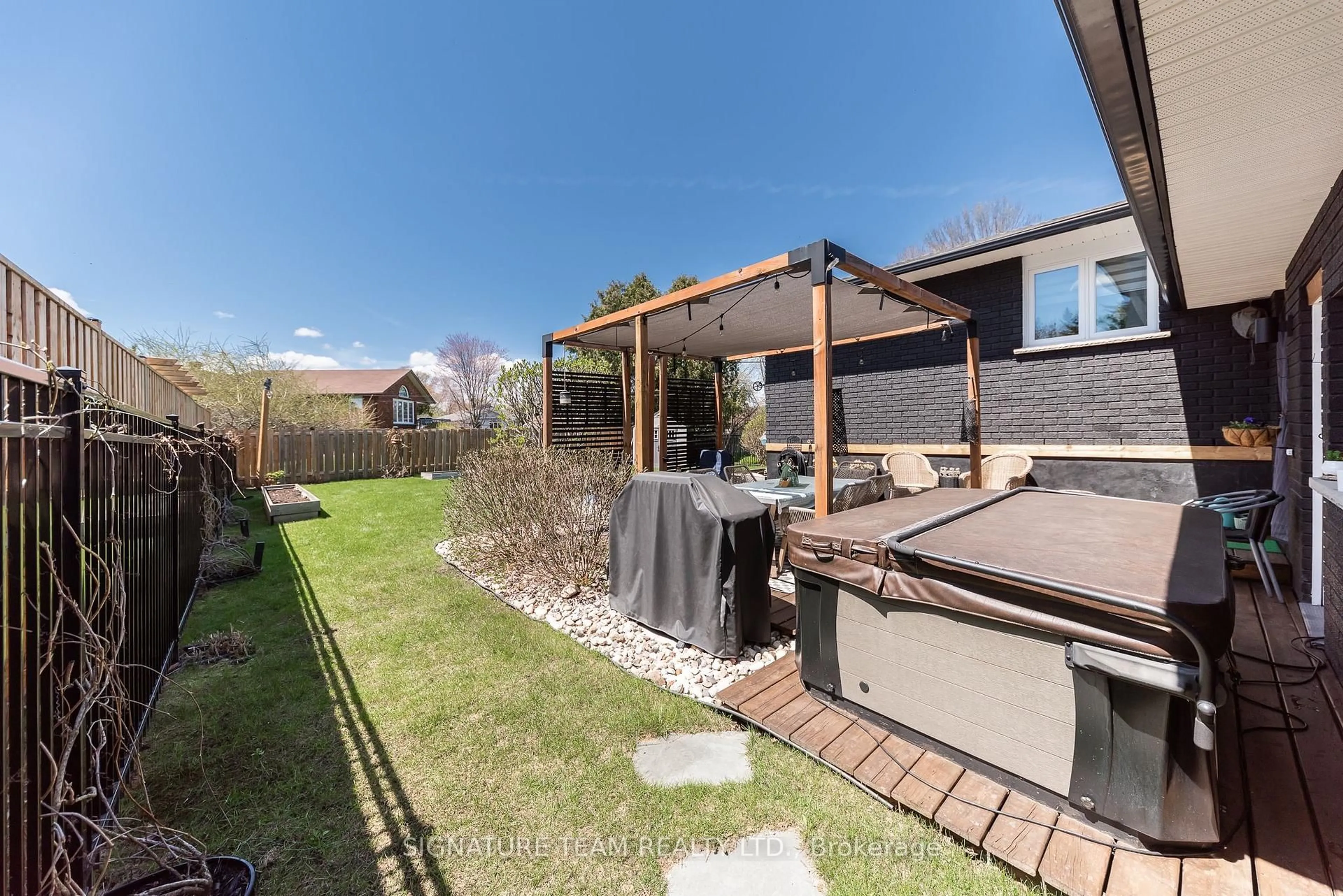 A pic from outside/outdoor area/front of a property/back of a property/a pic from drone, street for 130 Noik Dr, Pembroke Ontario K8A 8B8