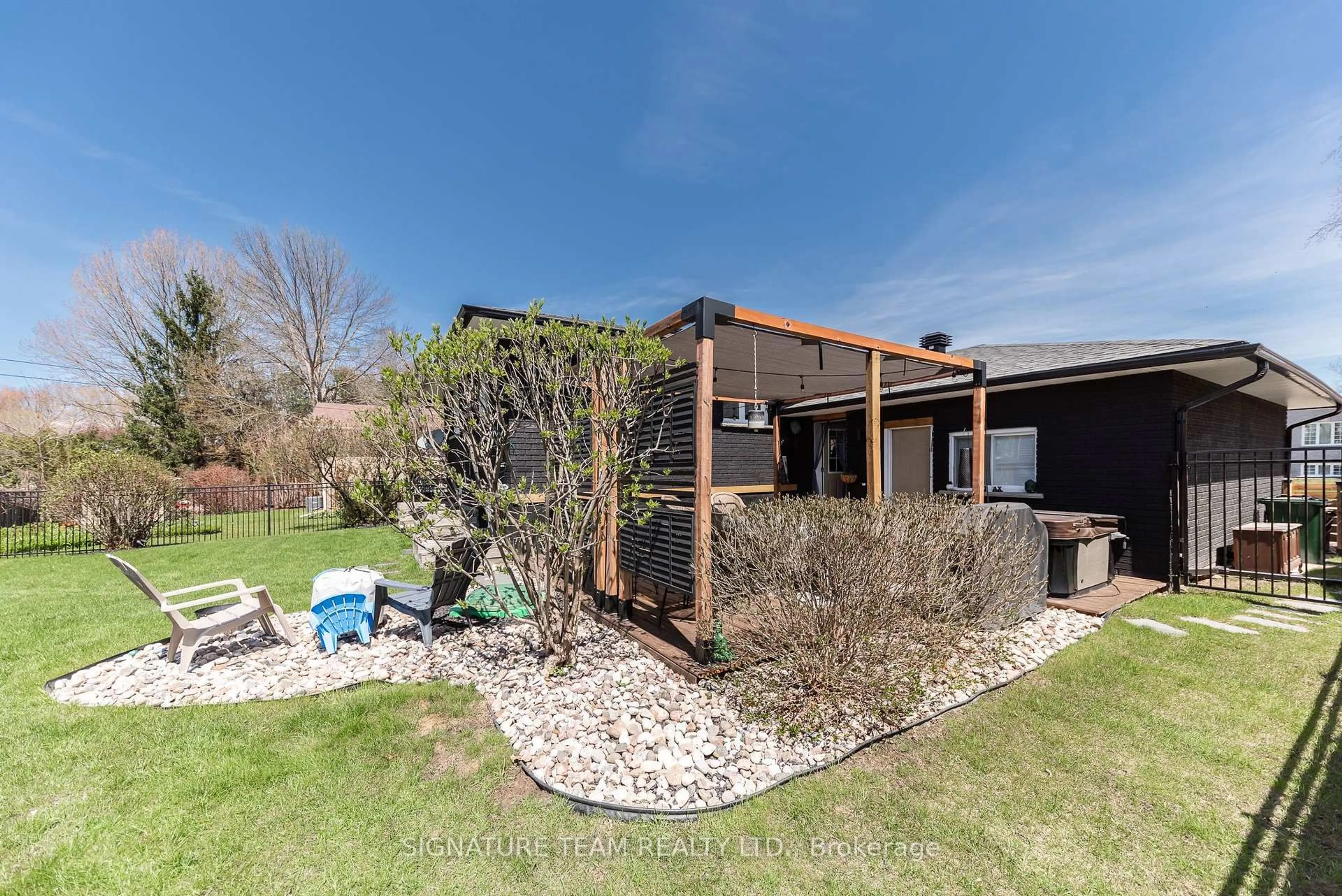 A pic from outside/outdoor area/front of a property/back of a property/a pic from drone, unknown for 130 Noik Dr, Pembroke Ontario K8A 8B8
