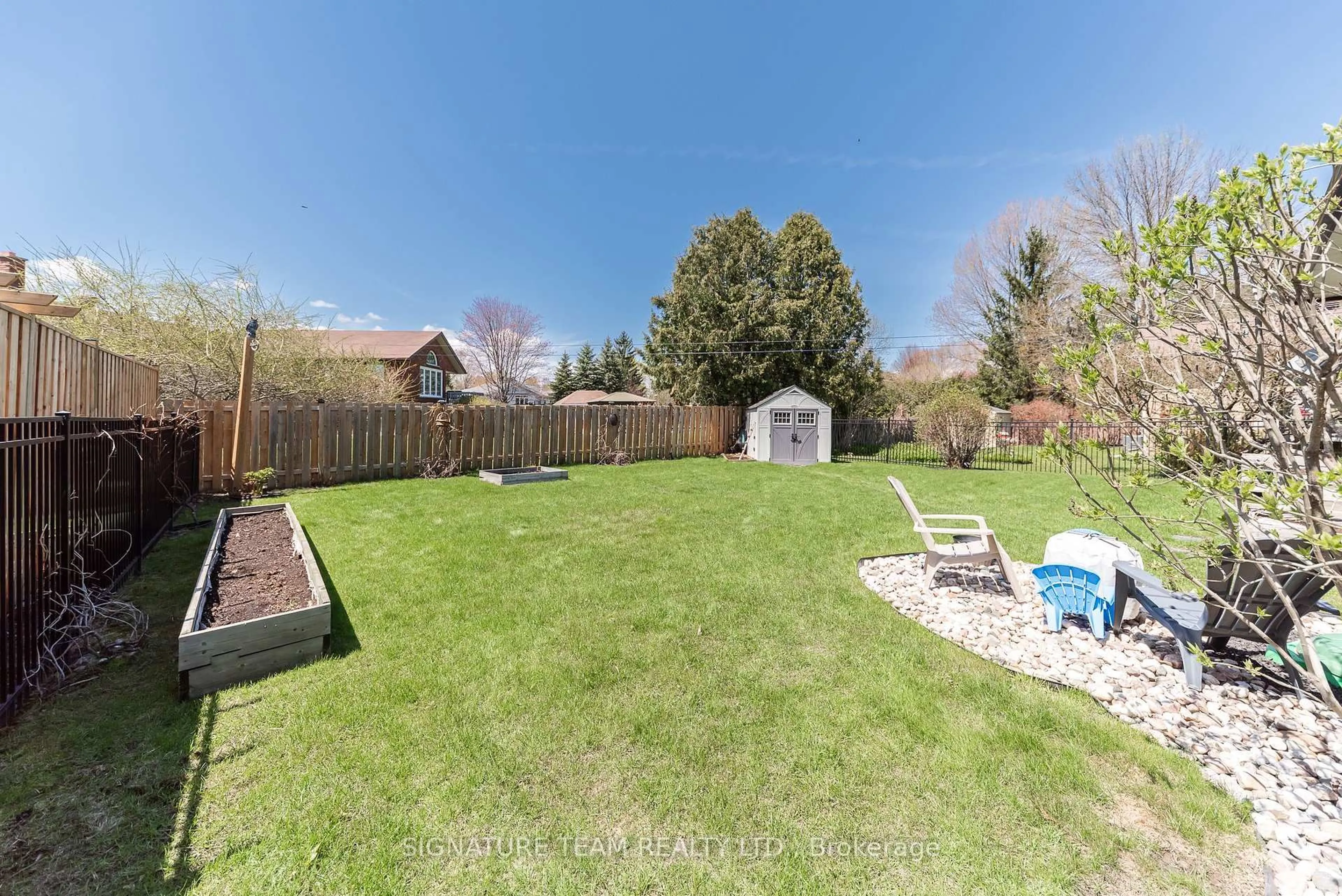 A pic from outside/outdoor area/front of a property/back of a property/a pic from drone, mountain view for 130 Noik Dr, Pembroke Ontario K8A 8B8