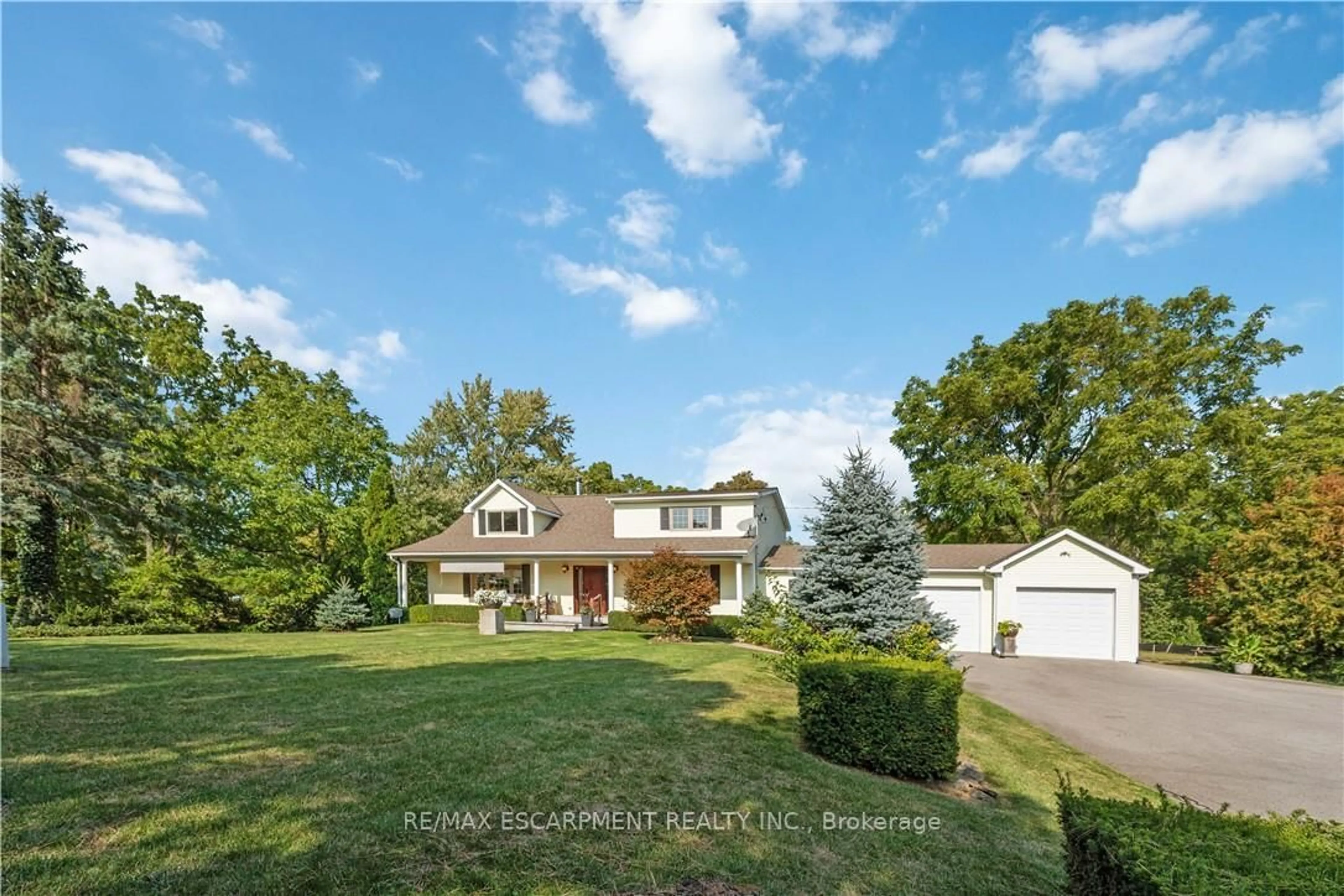 A pic from outside/outdoor area/front of a property/back of a property/a pic from drone, unknown for 493 Ridge Rd, Grimsby Ontario L3M 0K5