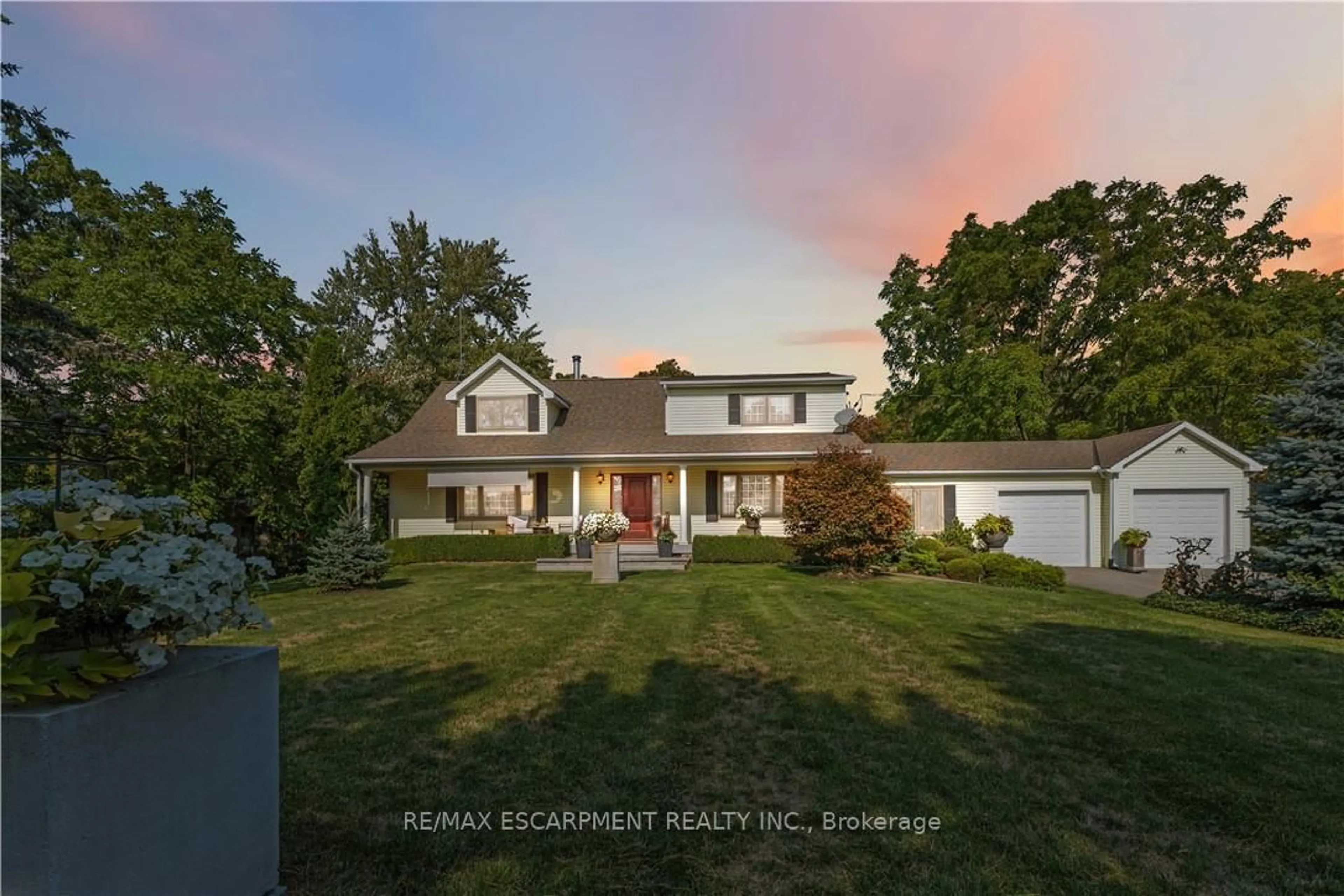 A pic from outside/outdoor area/front of a property/back of a property/a pic from drone, street for 493 Ridge Rd, Grimsby Ontario L3M 0K5