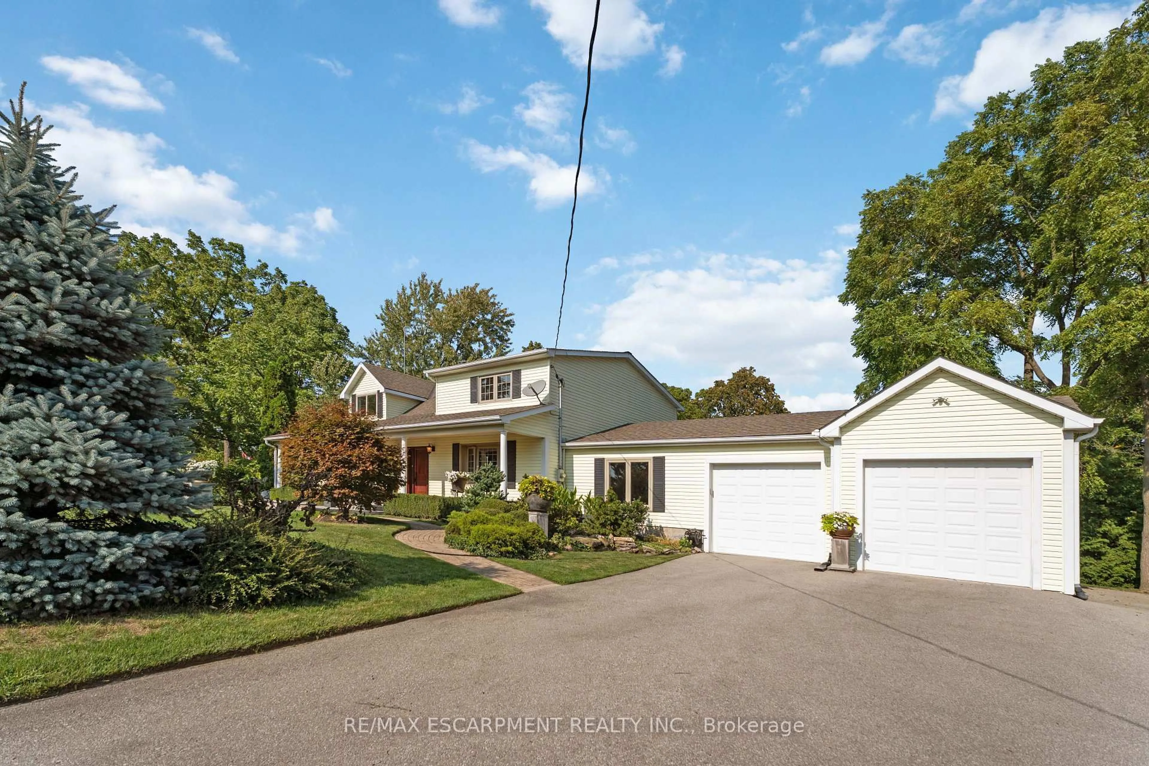A pic from outside/outdoor area/front of a property/back of a property/a pic from drone, street for 493 Ridge Rd, Grimsby Ontario L3M 0K5