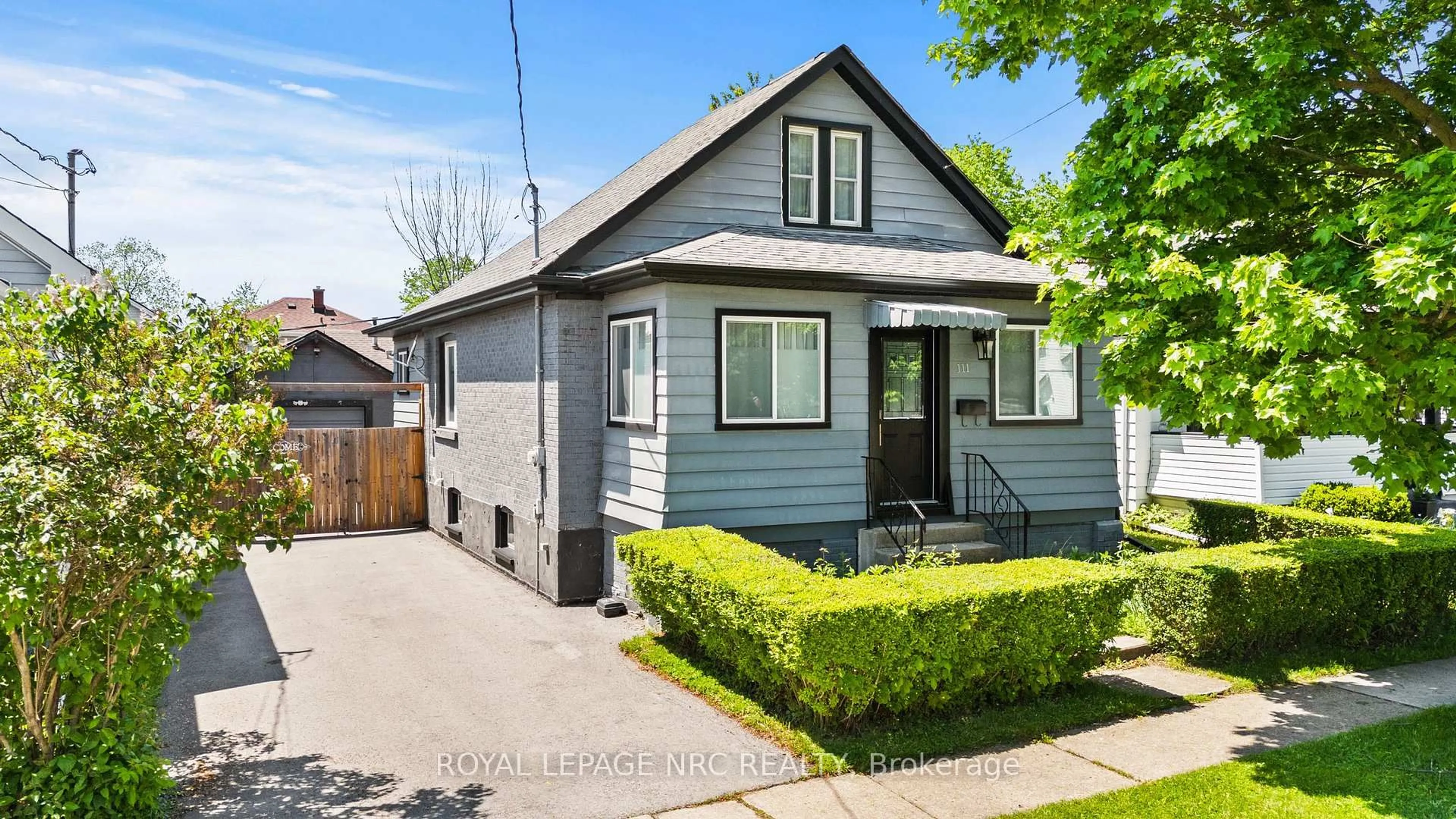 Home with vinyl exterior material, street for 111 Morton St, Thorold Ontario L2V 1C6