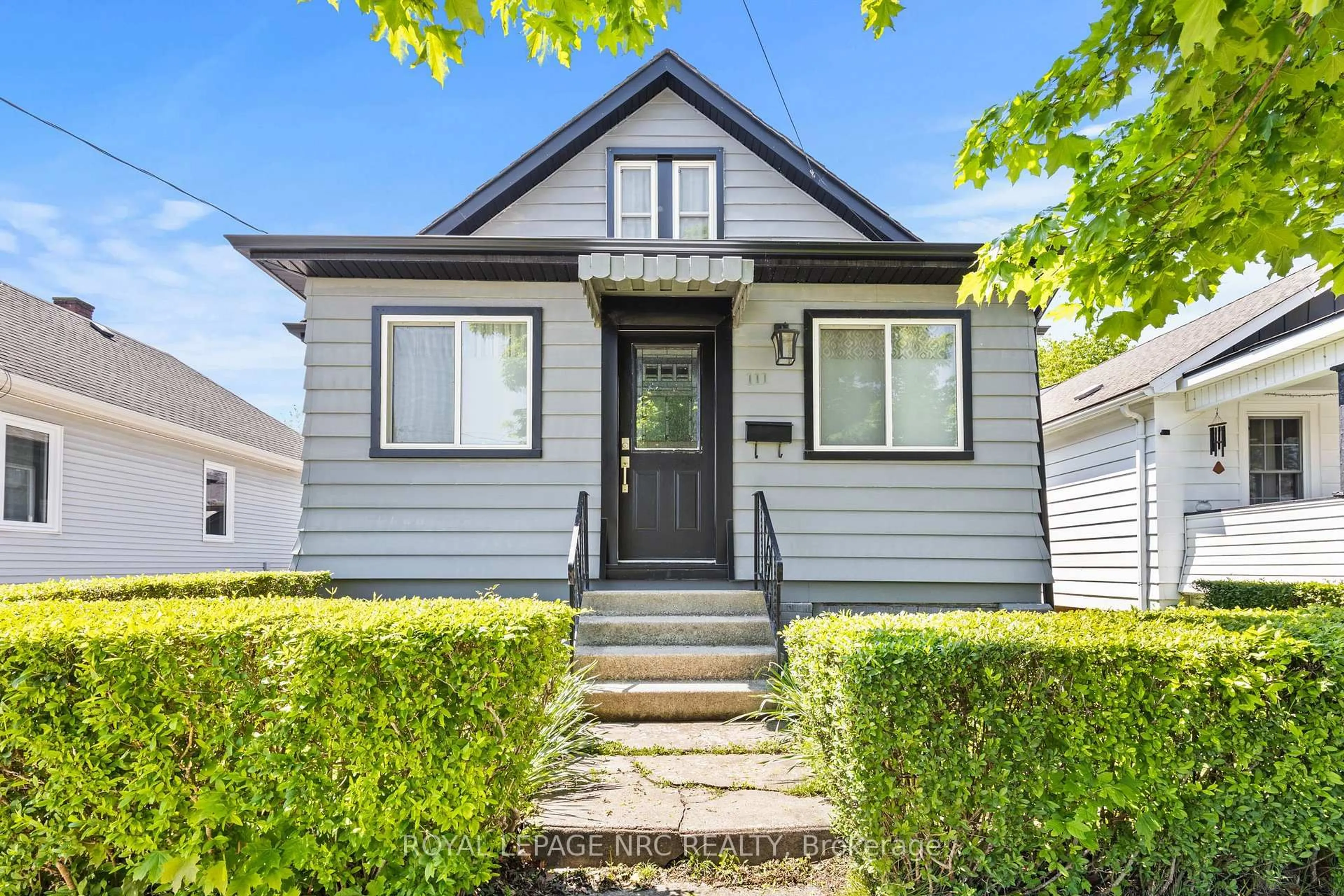 Home with vinyl exterior material, street for 111 Morton St, Thorold Ontario L2V 1C6
