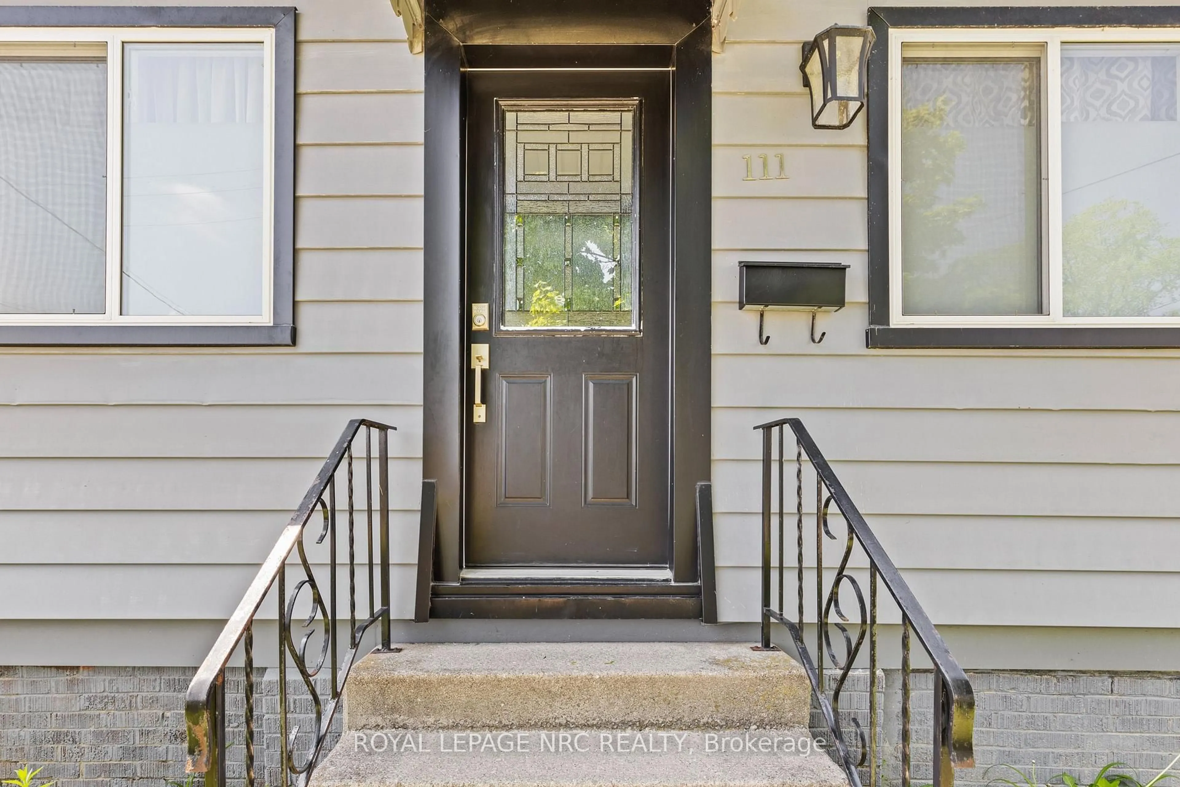 Indoor entryway for 111 Morton St, Thorold Ontario L2V 1C6