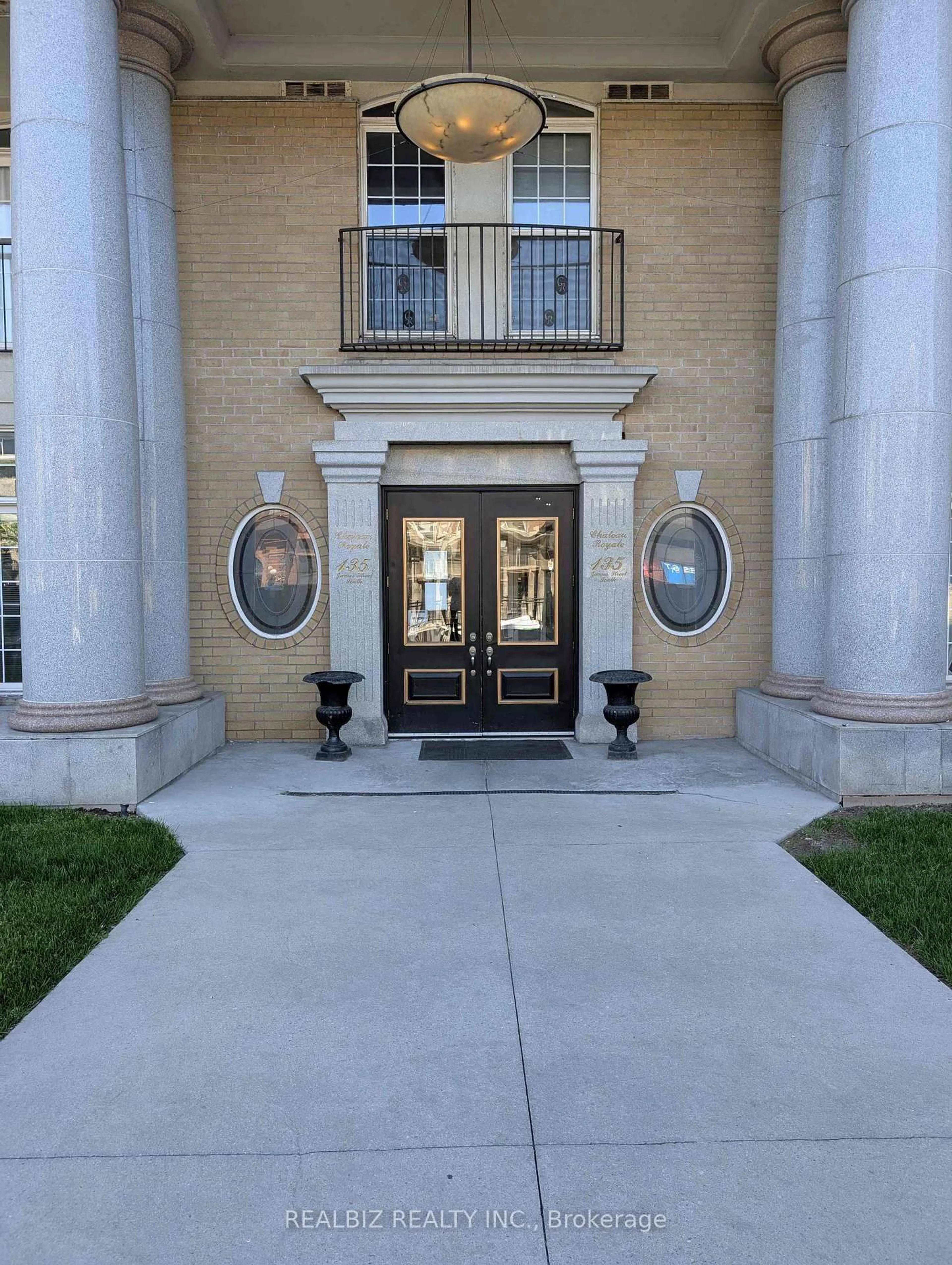 Indoor foyer for 135 James St #512, Hamilton Ontario L8P 2Z6