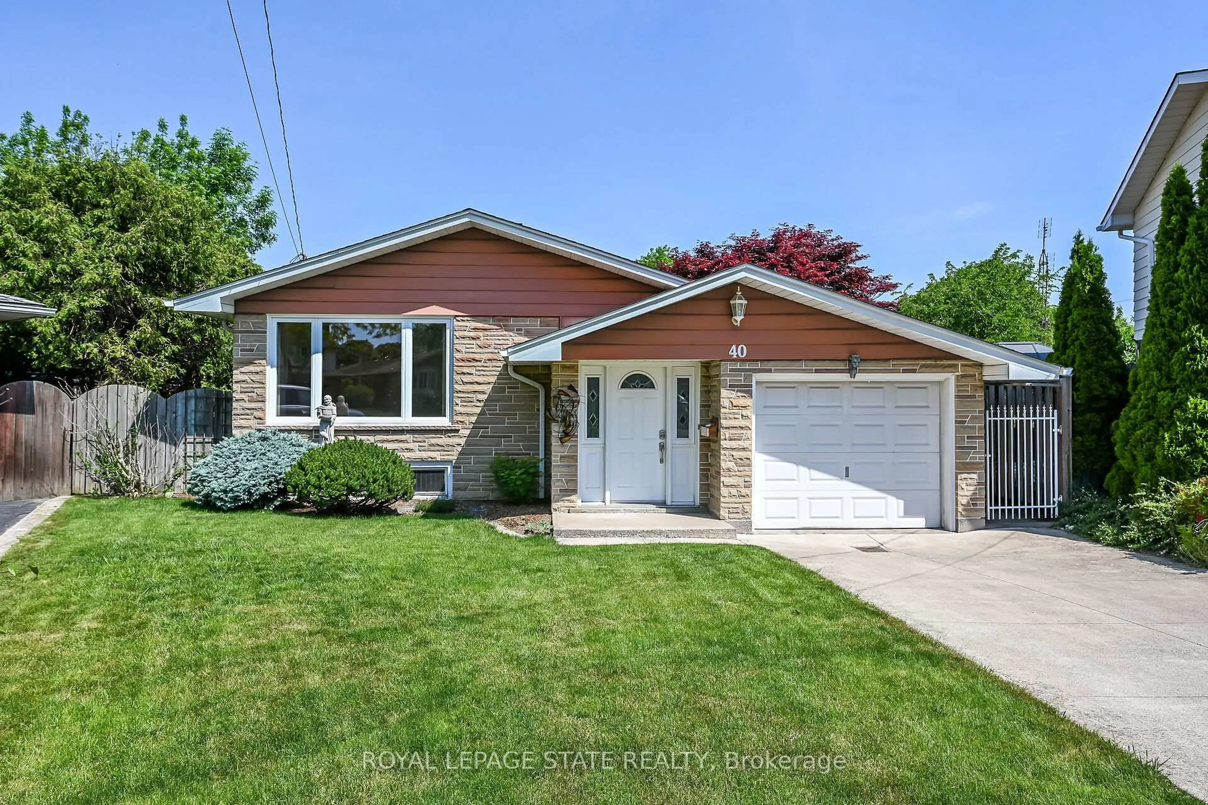 Home with brick exterior material, street for 40 Bermuda Crt, Hamilton Ontario L9C 2J8