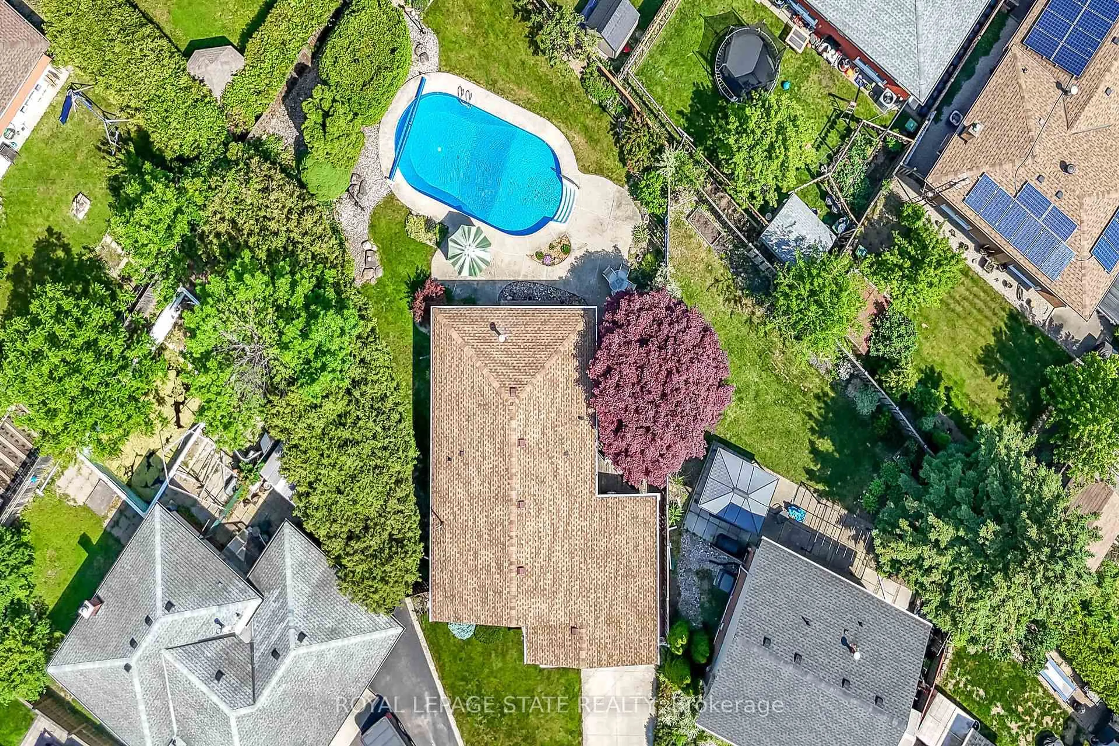 A pic from outside/outdoor area/front of a property/back of a property/a pic from drone, street for 40 Bermuda Crt, Hamilton Ontario L9C 2J8