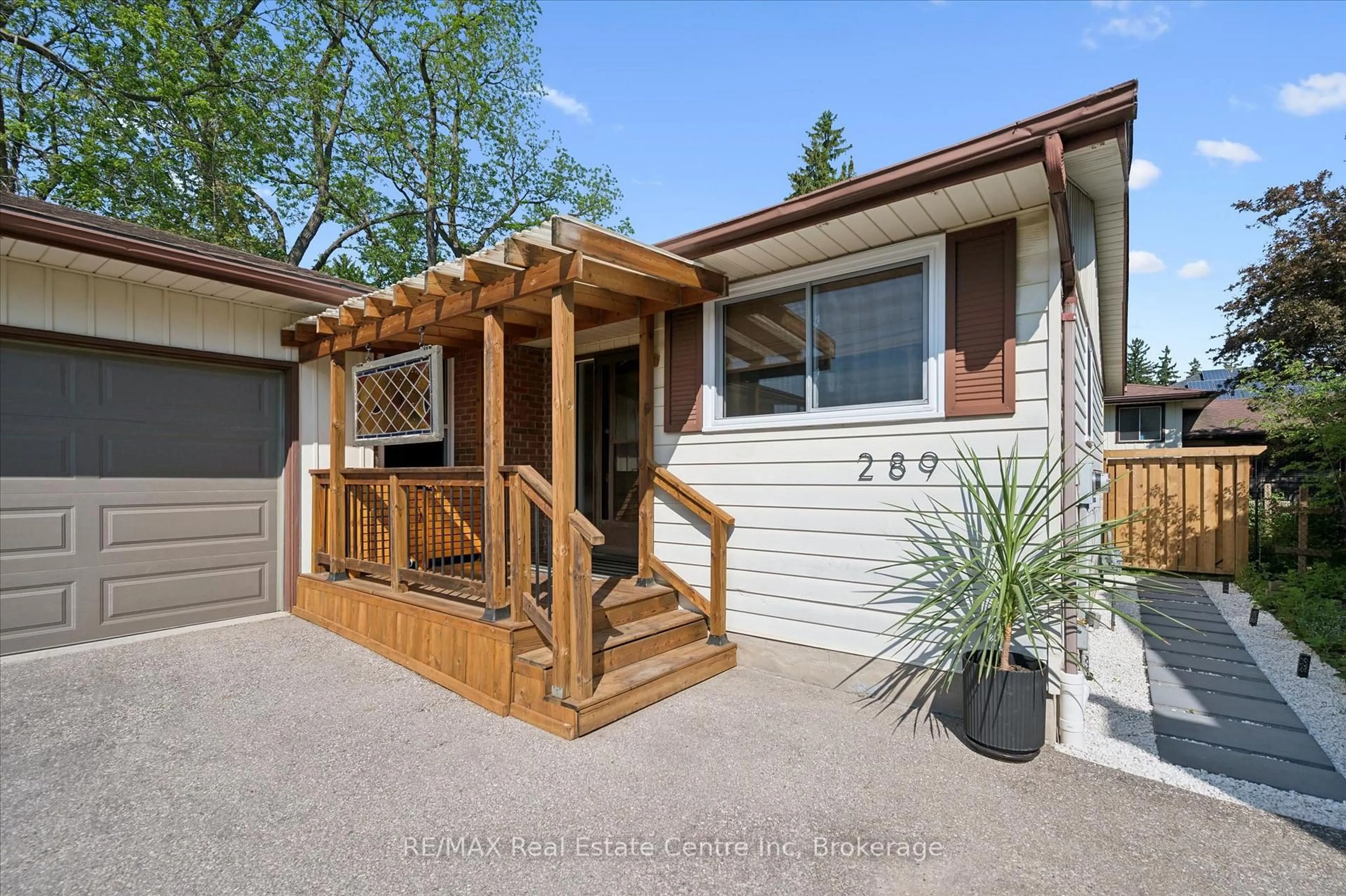 Patio, street for 289 Garafraxa St, Centre Wellington Ontario N1M 1E2