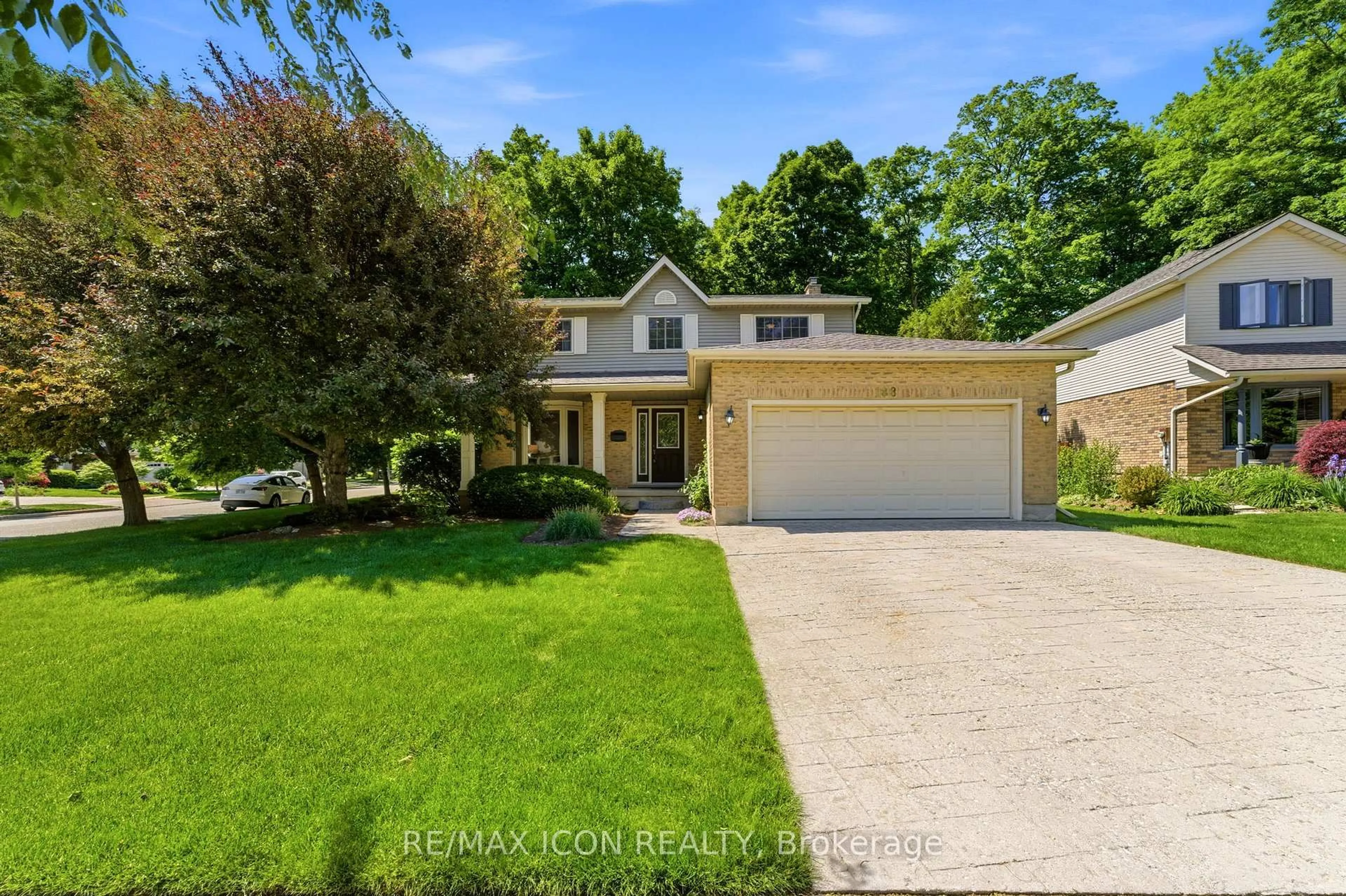 A pic from outside/outdoor area/front of a property/back of a property/a pic from drone, street for 188 Old Abbey Rd, Waterloo Ontario N2K 3P1