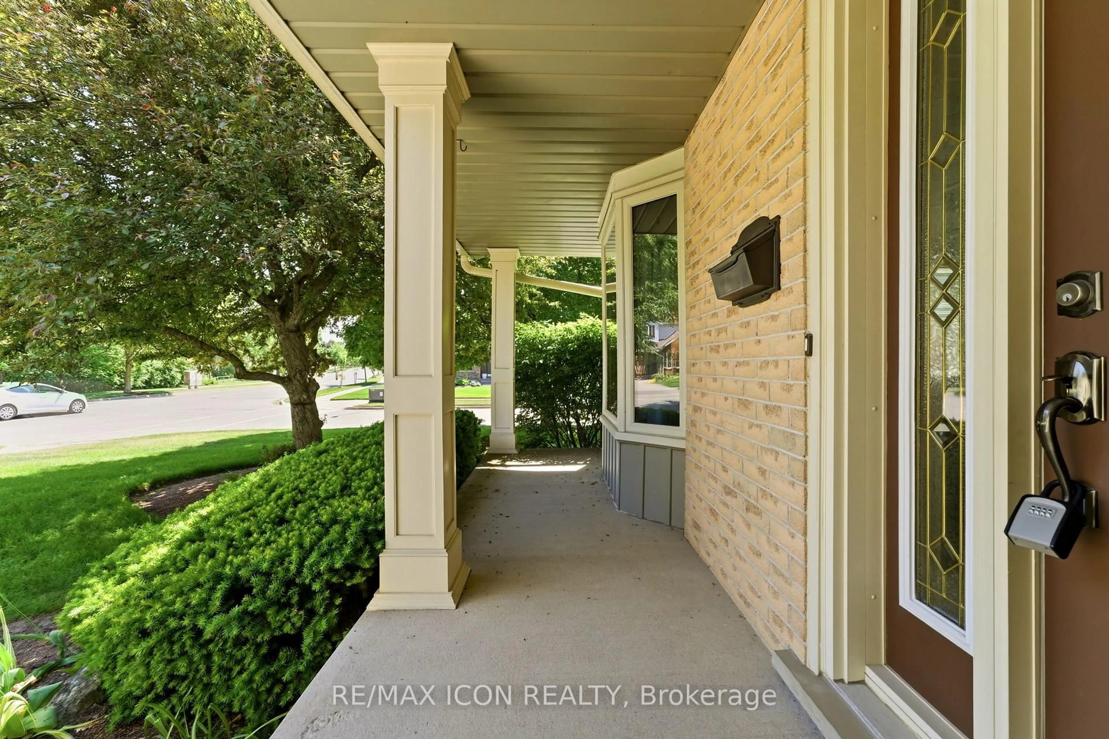 Indoor entryway for 188 Old Abbey Rd, Waterloo Ontario N2K 3P1
