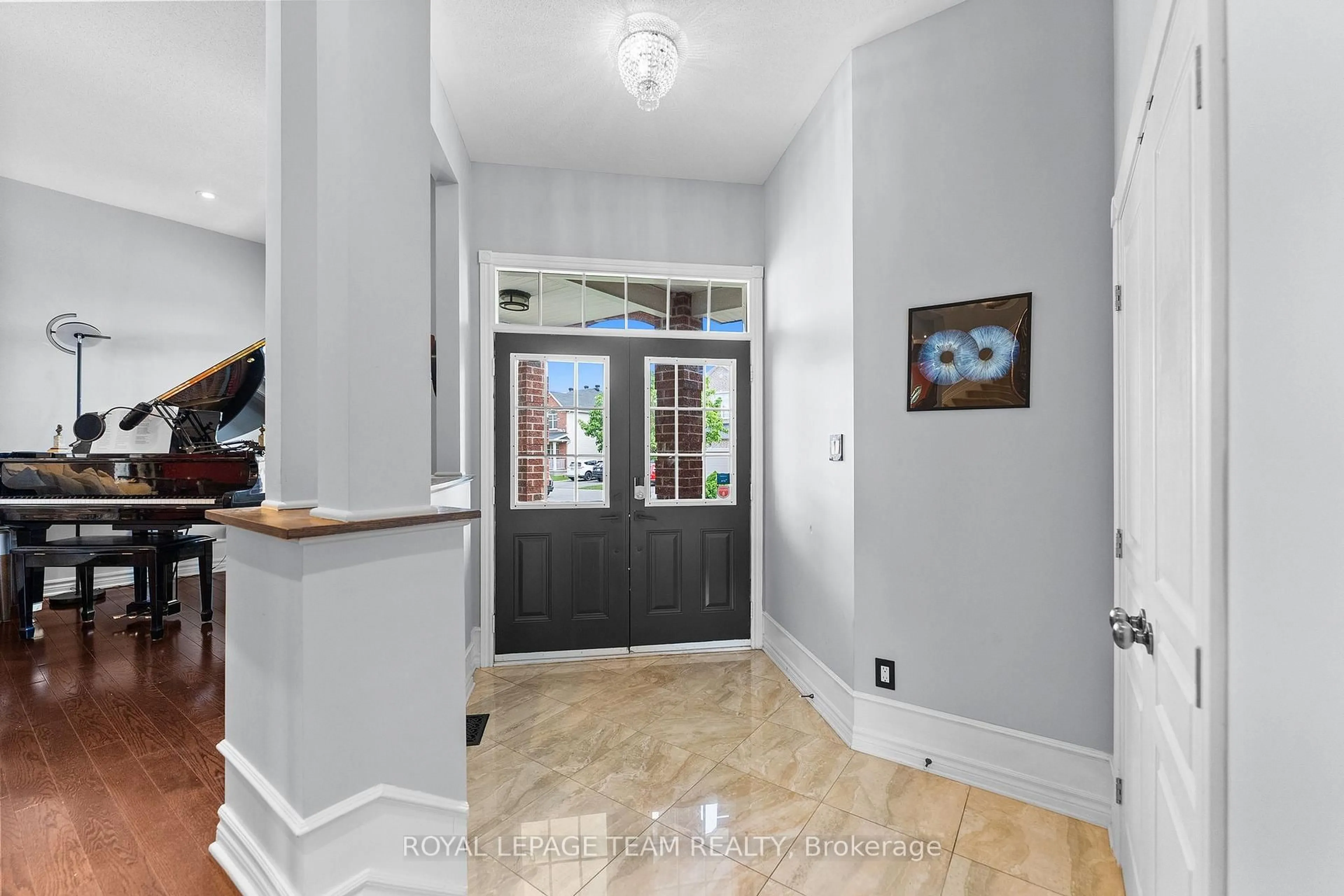 Indoor entryway for 508 Dusty Miller Cres, Ottawa Ontario K1V 2K1
