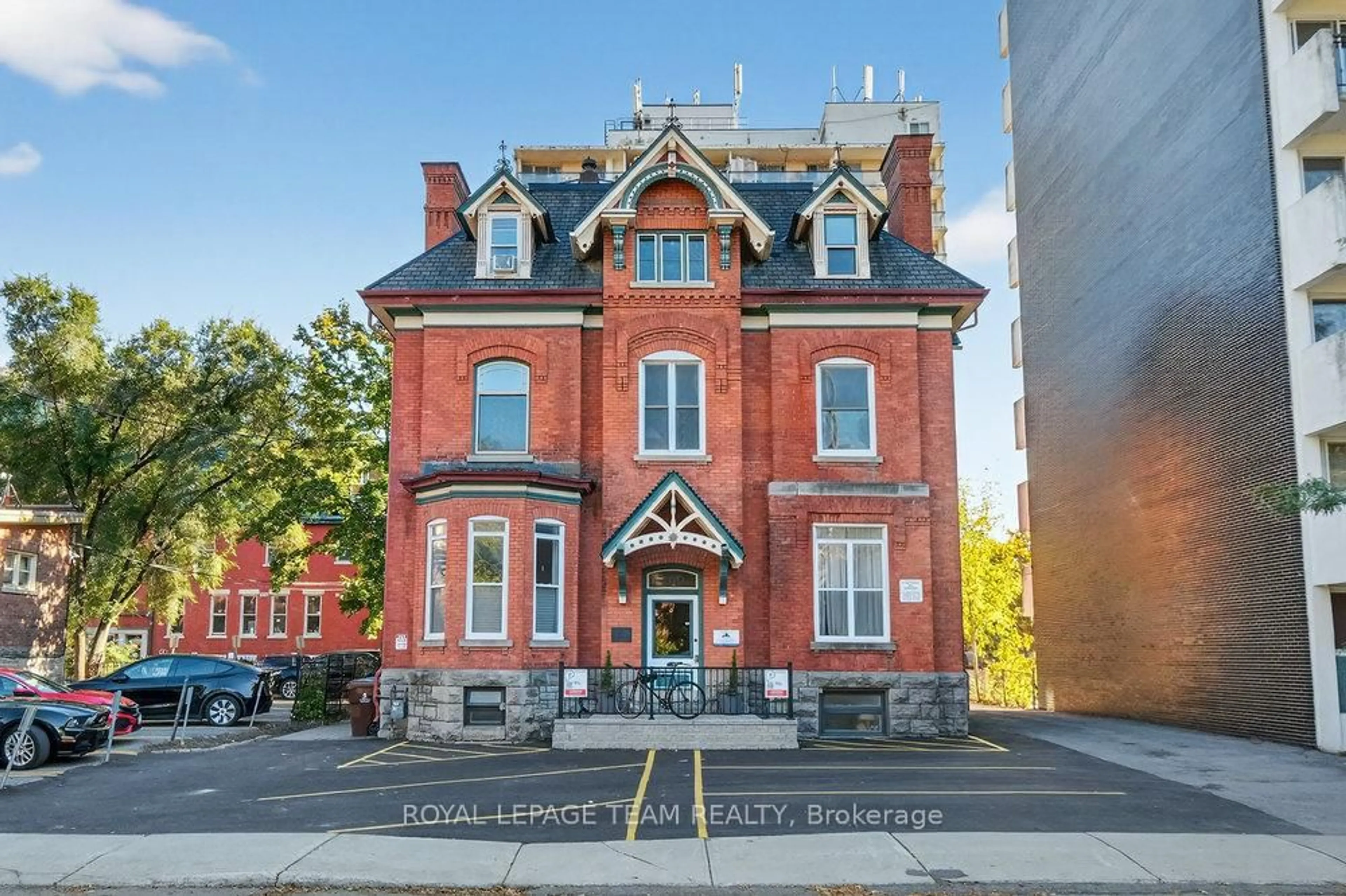 Home with brick exterior material, building for 260 Somerset St, Ottawa Ontario K2P 0J6