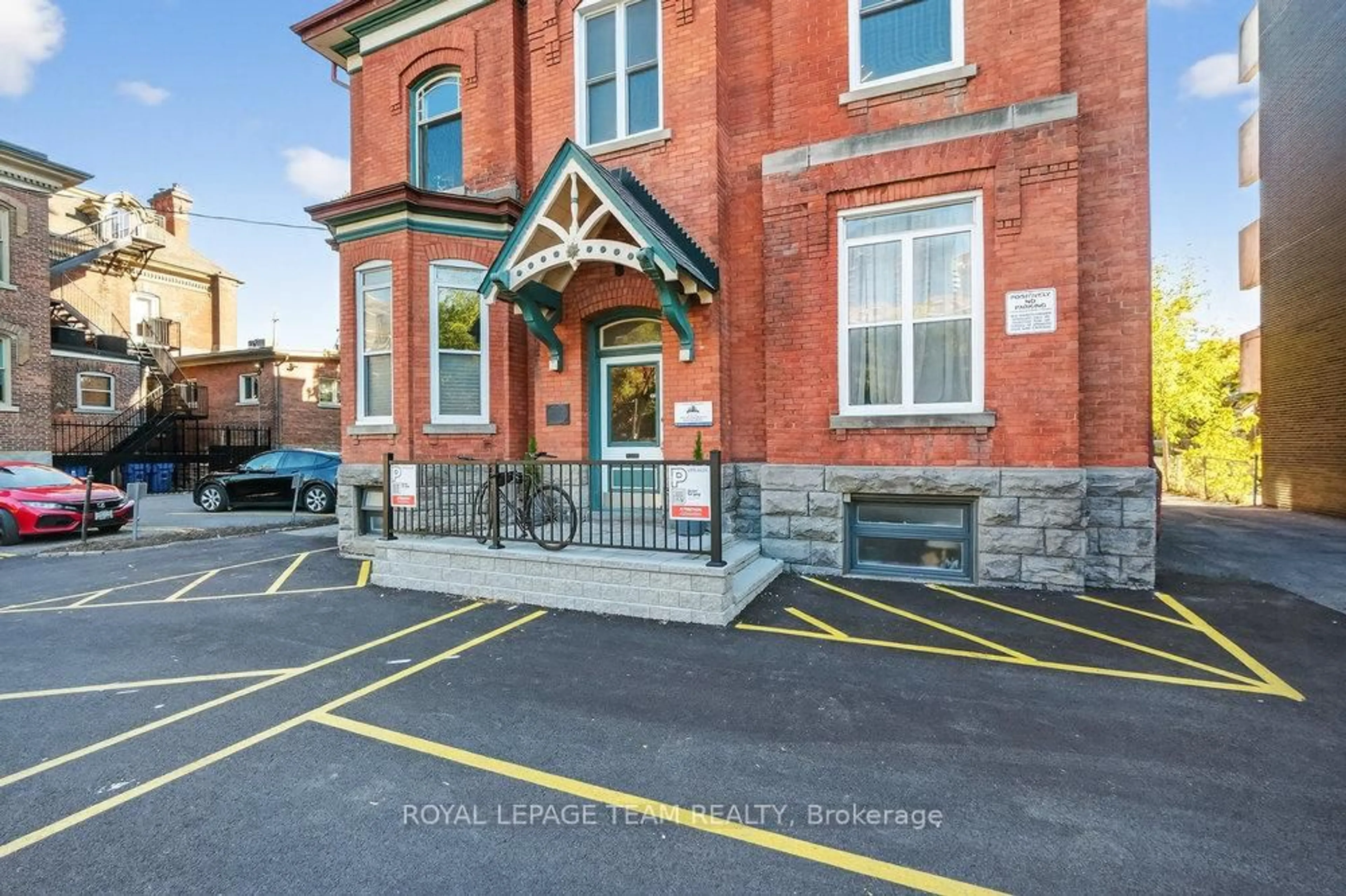 Indoor foyer for 260 Somerset St, Ottawa Ontario K2P 0J6