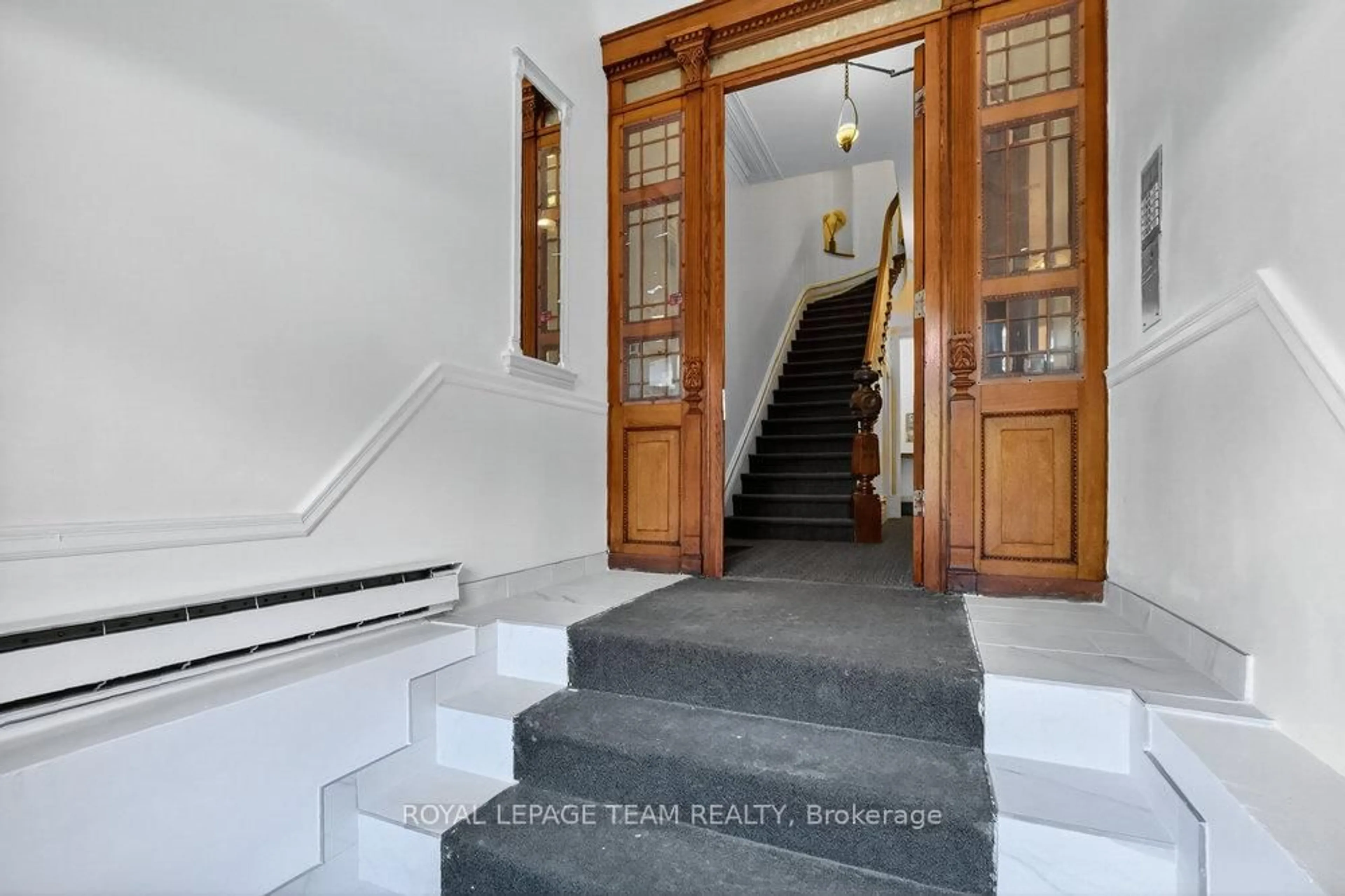 Indoor foyer for 260 Somerset St, Ottawa Ontario K2P 0J6