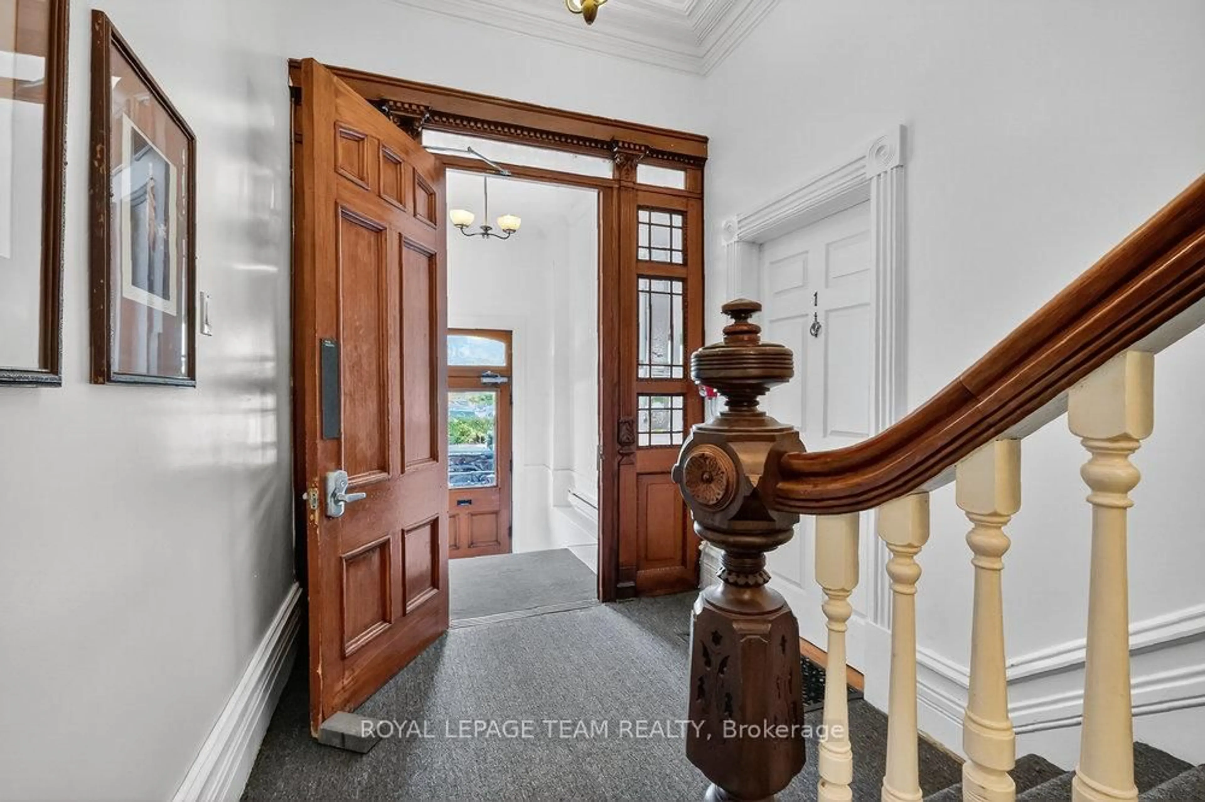 Indoor entryway for 260 Somerset St, Ottawa Ontario K2P 0J6
