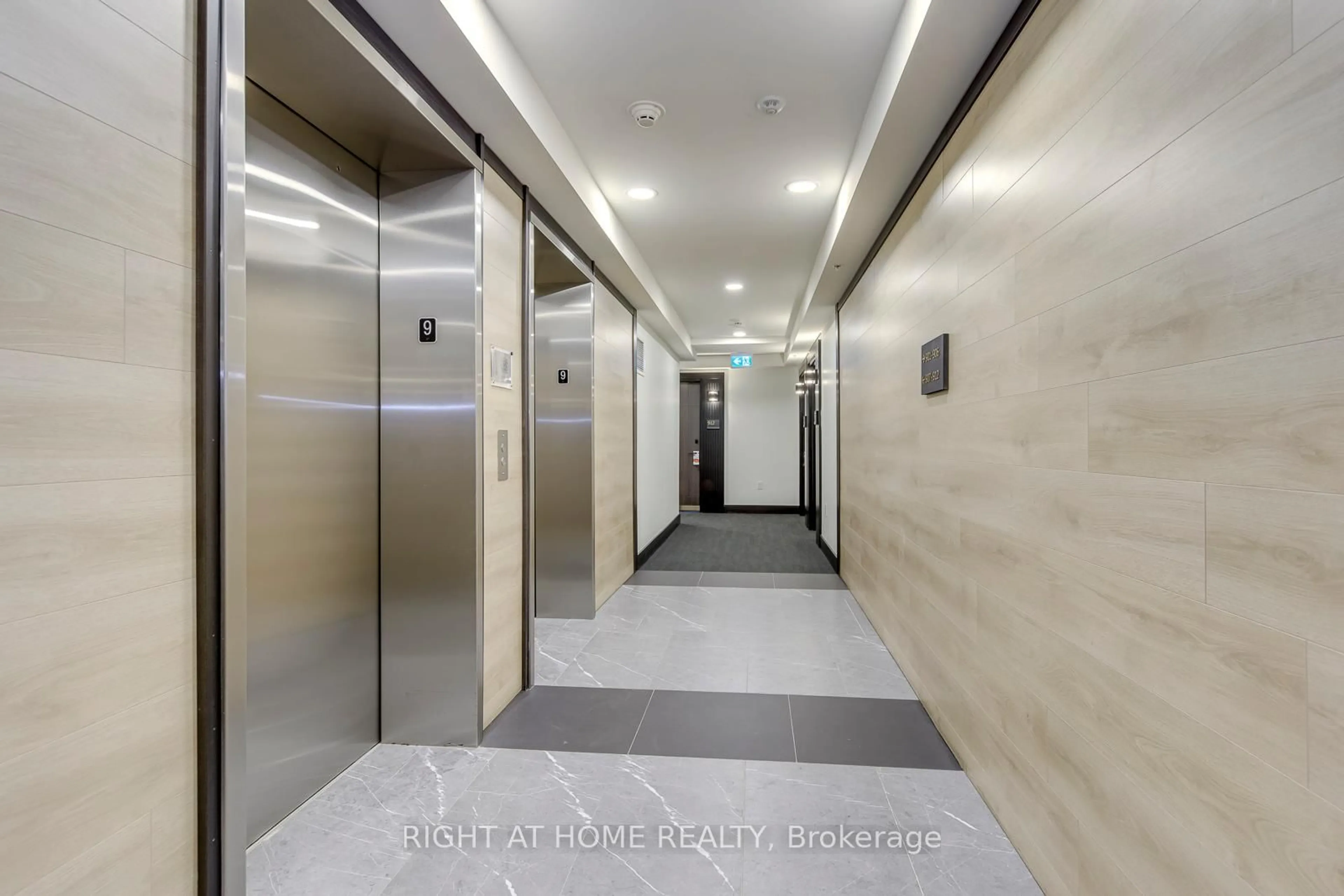 Indoor foyer for 145 Columbia St #912, Waterloo Ontario N2L 0K7