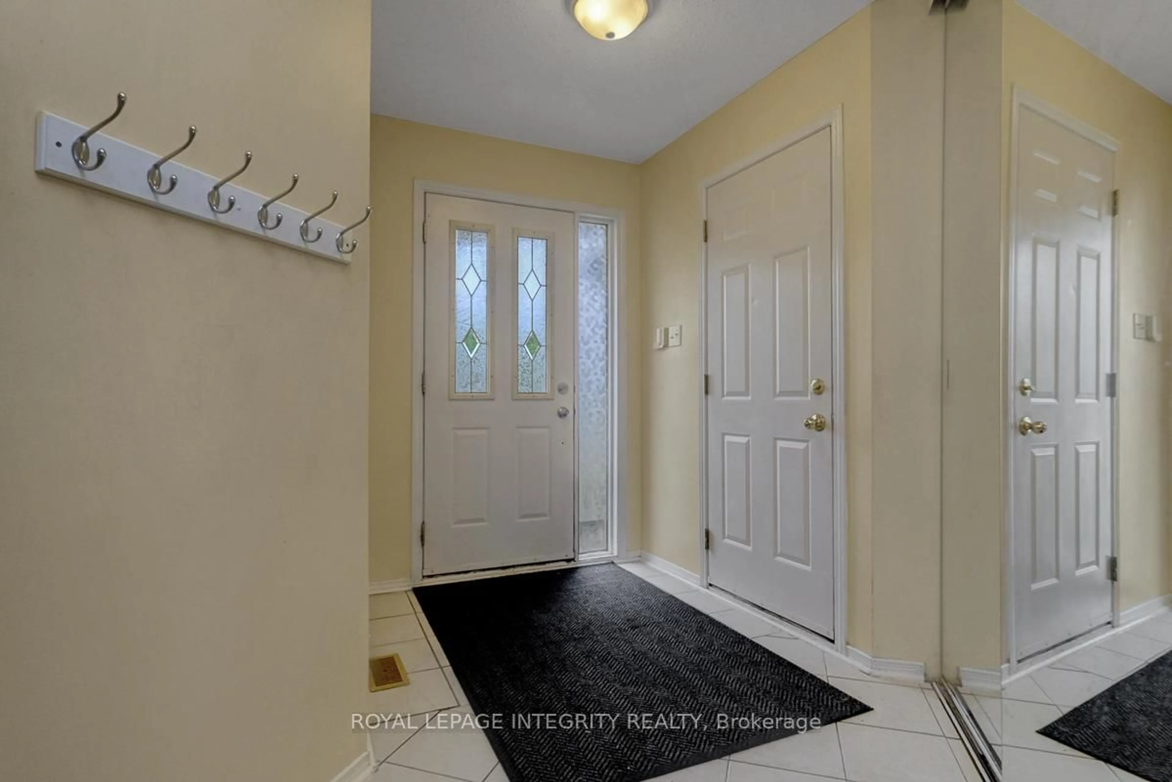 Indoor entryway for 45 Stonemeadow Dr, Ottawa Ontario K2M 2J9