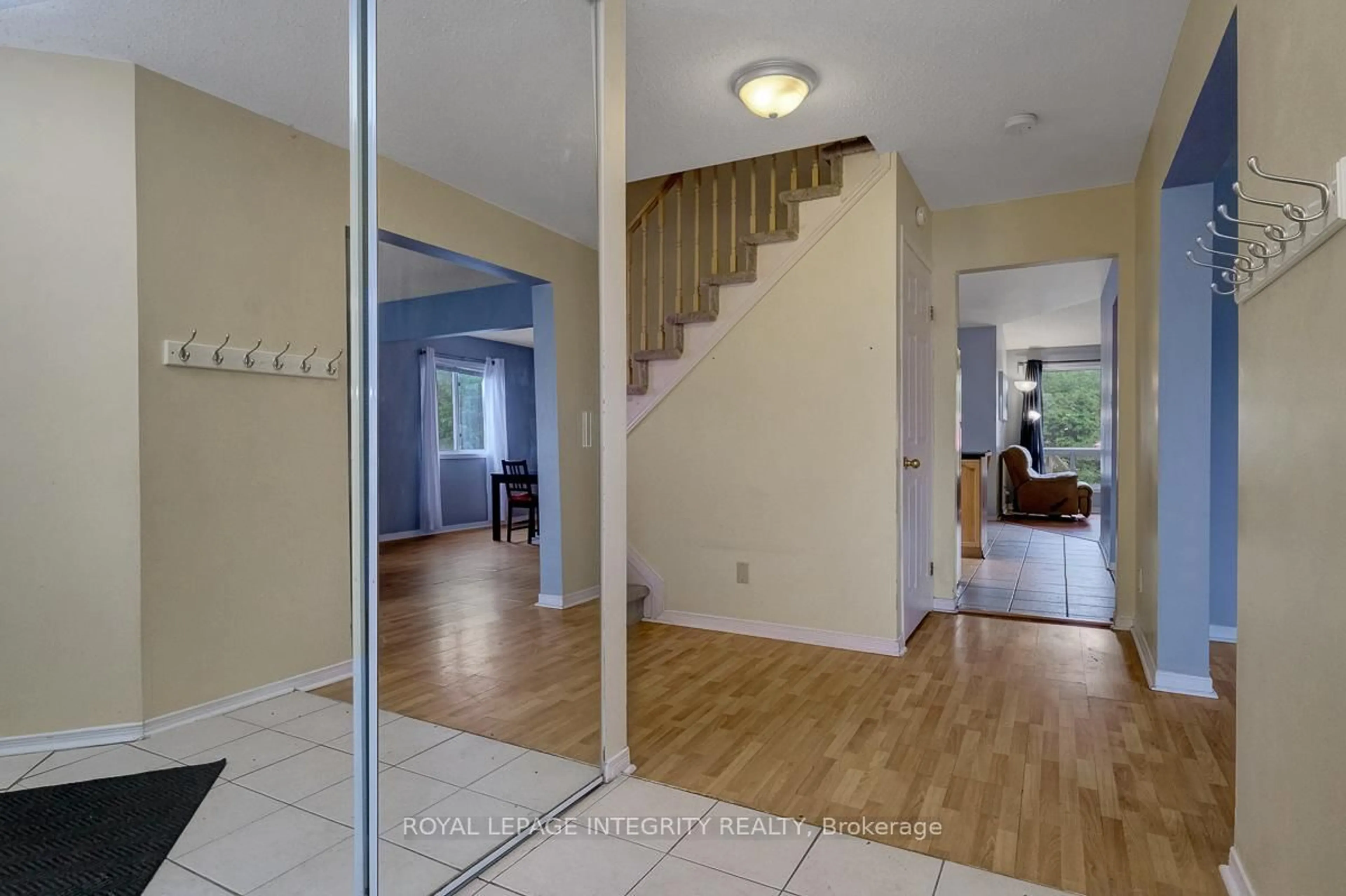 Indoor entryway for 45 Stonemeadow Dr, Ottawa Ontario K2M 2J9