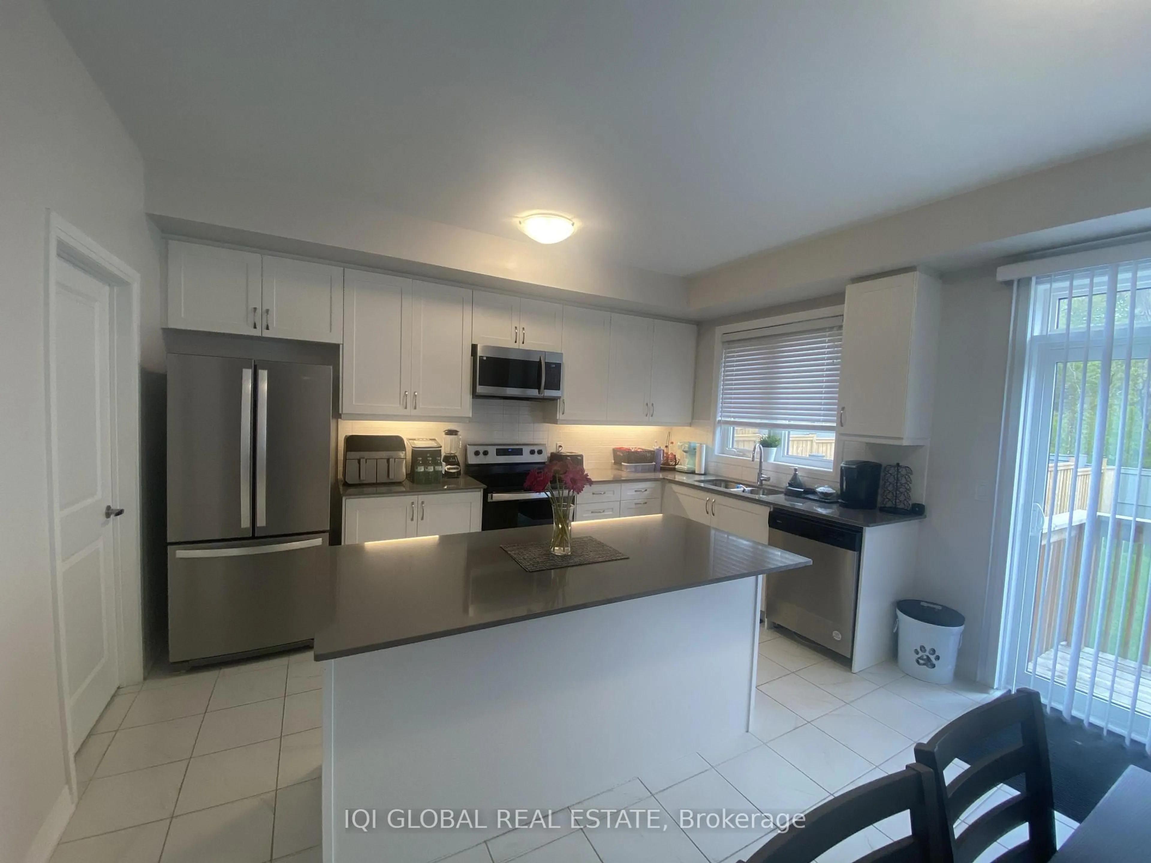 Open concept kitchen, ceramic/tile floor for 585 Colborne St #1303, Brantford Ontario N3S 0K4