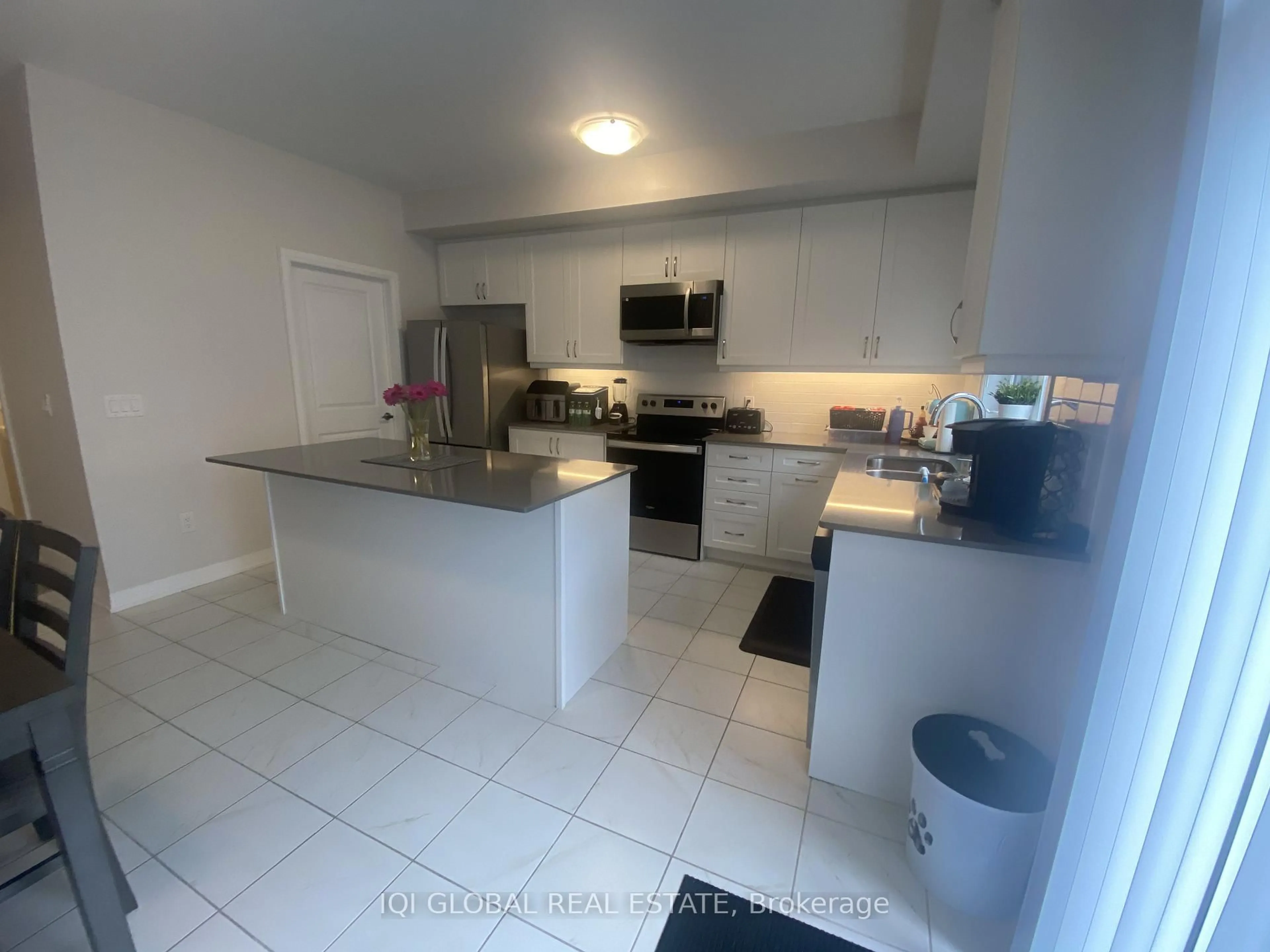 Standard kitchen, unknown for 585 Colborne St #1303, Brantford Ontario N3S 0K4